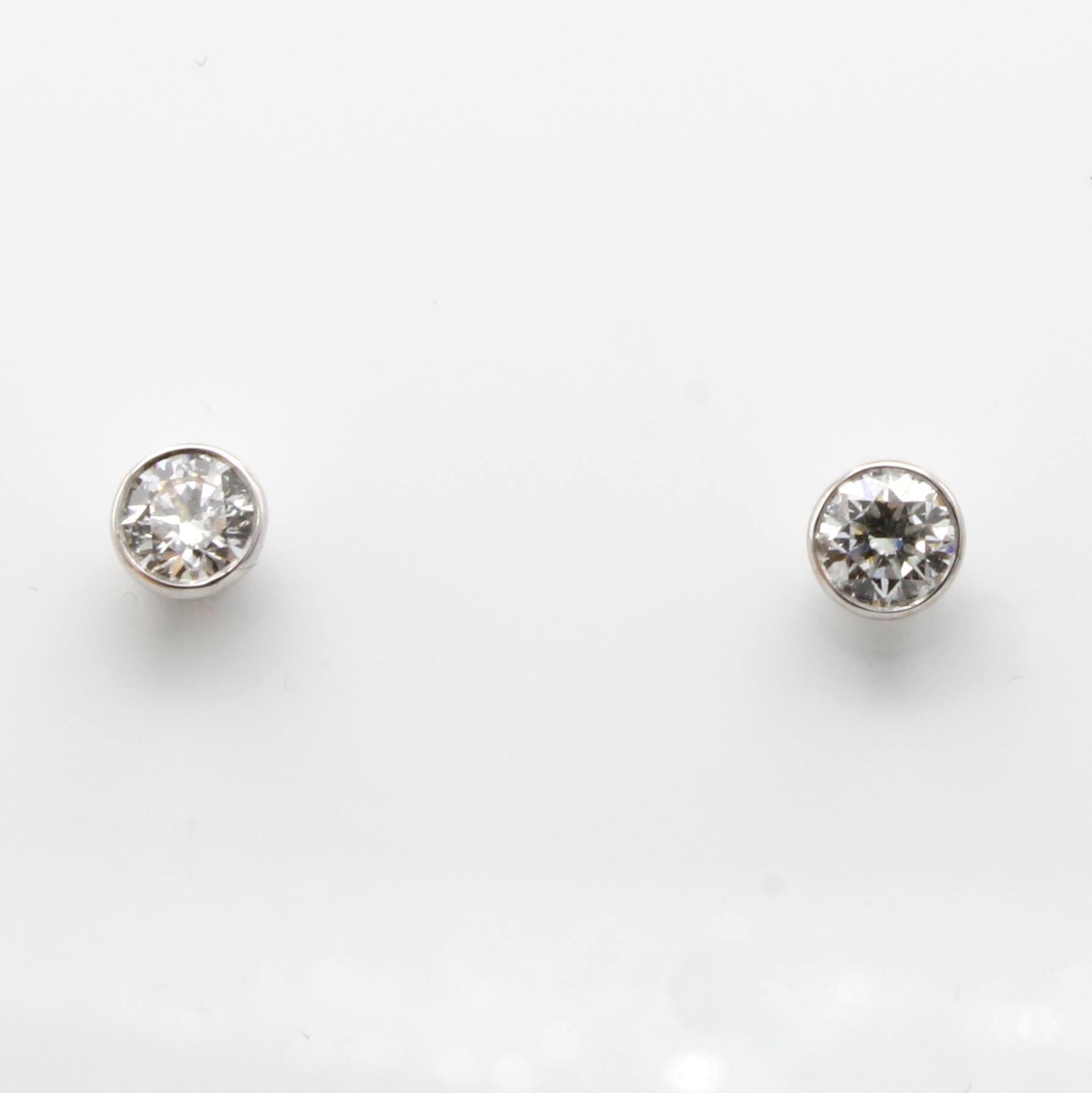 Image 27059782 - Paar Ohrstecker mit Brillantsolitären, WG 750/000, 2 Brill. in Zargenfassungen zus. ca. ...