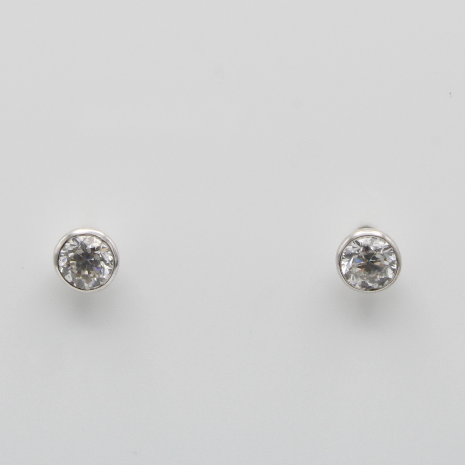 Image 27059788 - Paar Ohrstecker mit Brillantsolitären, WG 750/000, 2 Brill. in Zargenfassungen zus. ca. ...