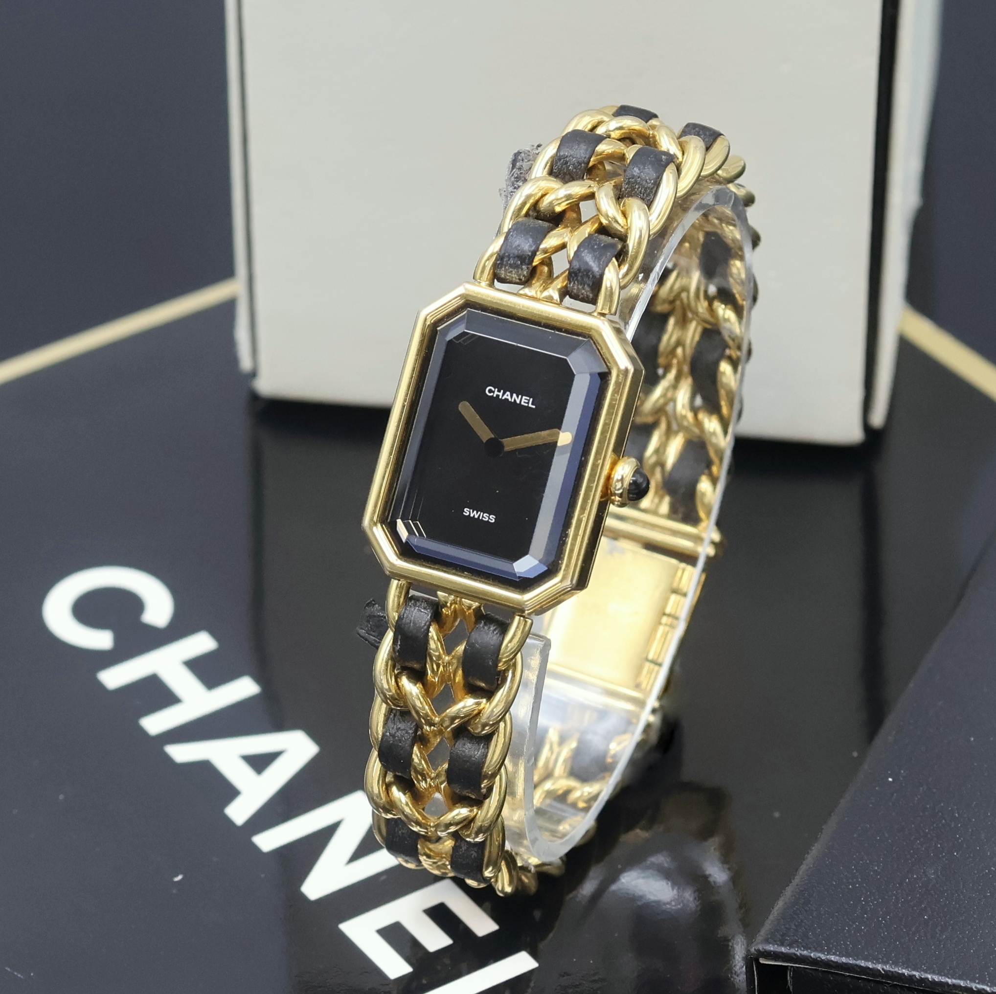 Detail a: CHANEL Damenarmbanduhr Modell Premiere, Schweiz verk. lt. beil. Pap. 09/1989, quarz, verg. Geh. m. Schmuckkrone, Boden aufgedr., verg. Gliederband m. ...
