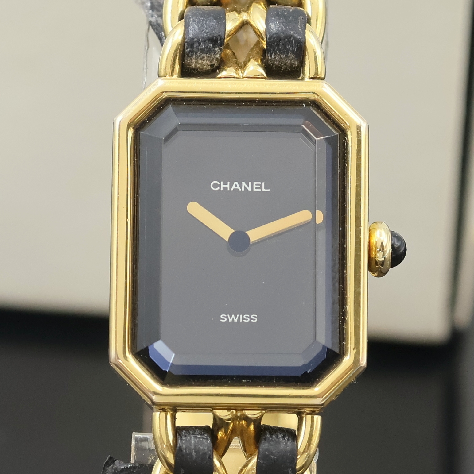 Detail b: CHANEL Damenarmbanduhr Modell Premiere, Schweiz verk. lt. beil. Pap. 09/1989, quarz, verg. Geh. m. Schmuckkrone, Boden aufgedr., verg. Gliederband m. ...