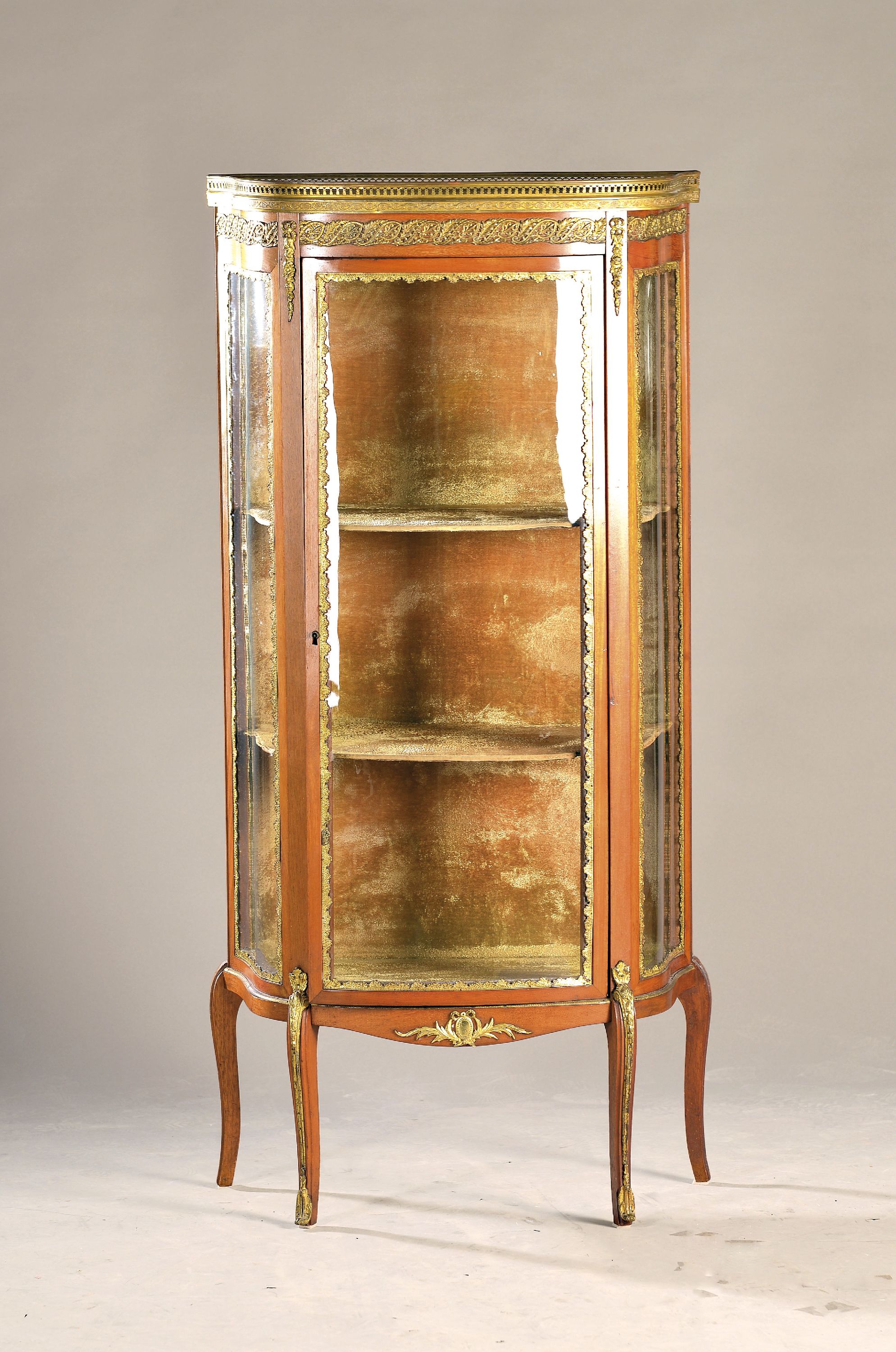 Vitrine im Stil des Directoire, Frankreich 19.Jh., halbrund geschwungene Form, dreiseitig geschwungen verglast, Bronzebeschläge, Galerie um ...