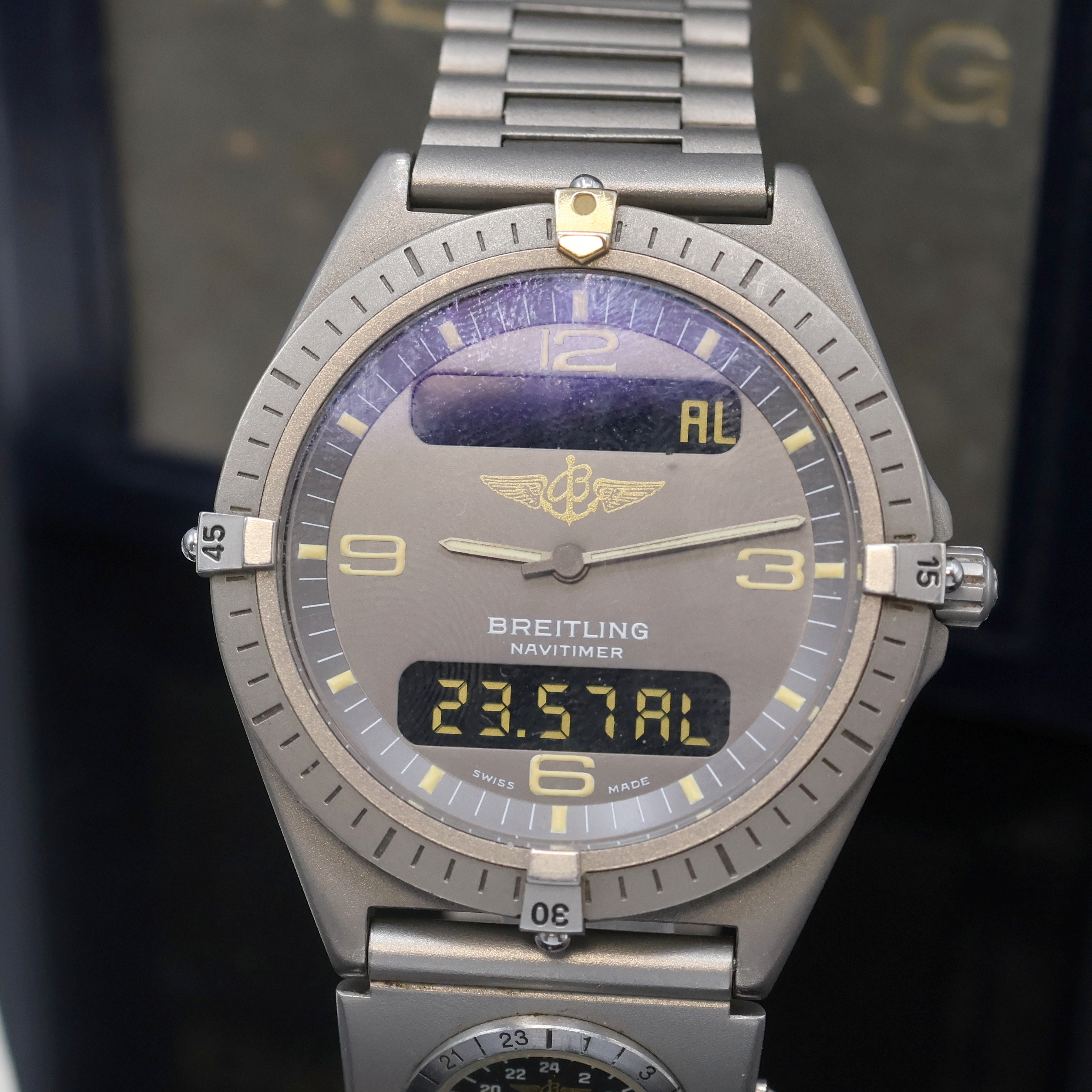 Detail a: BREITLING Herrenarmbanduhr Navitimer Aerospace mit Multifunktionsanzeige Referenz 80360, Titangeh. inkl. Gliederband mit UTC und Faltschl., eins. ...