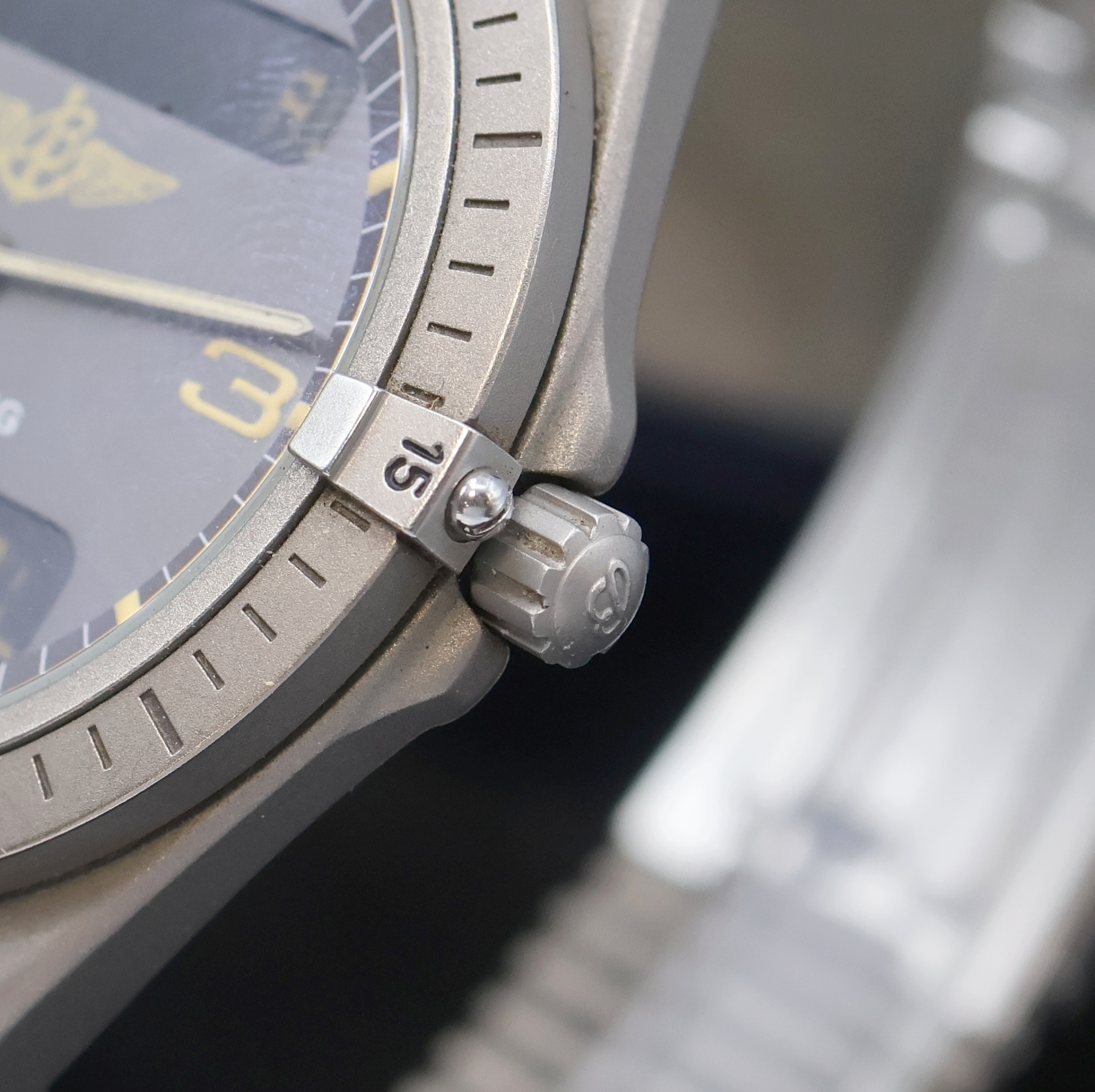 Detail c: BREITLING Herrenarmbanduhr Navitimer Aerospace mit Multifunktionsanzeige Referenz 80360, Titangeh. inkl. Gliederband mit UTC und Faltschl., eins. ...