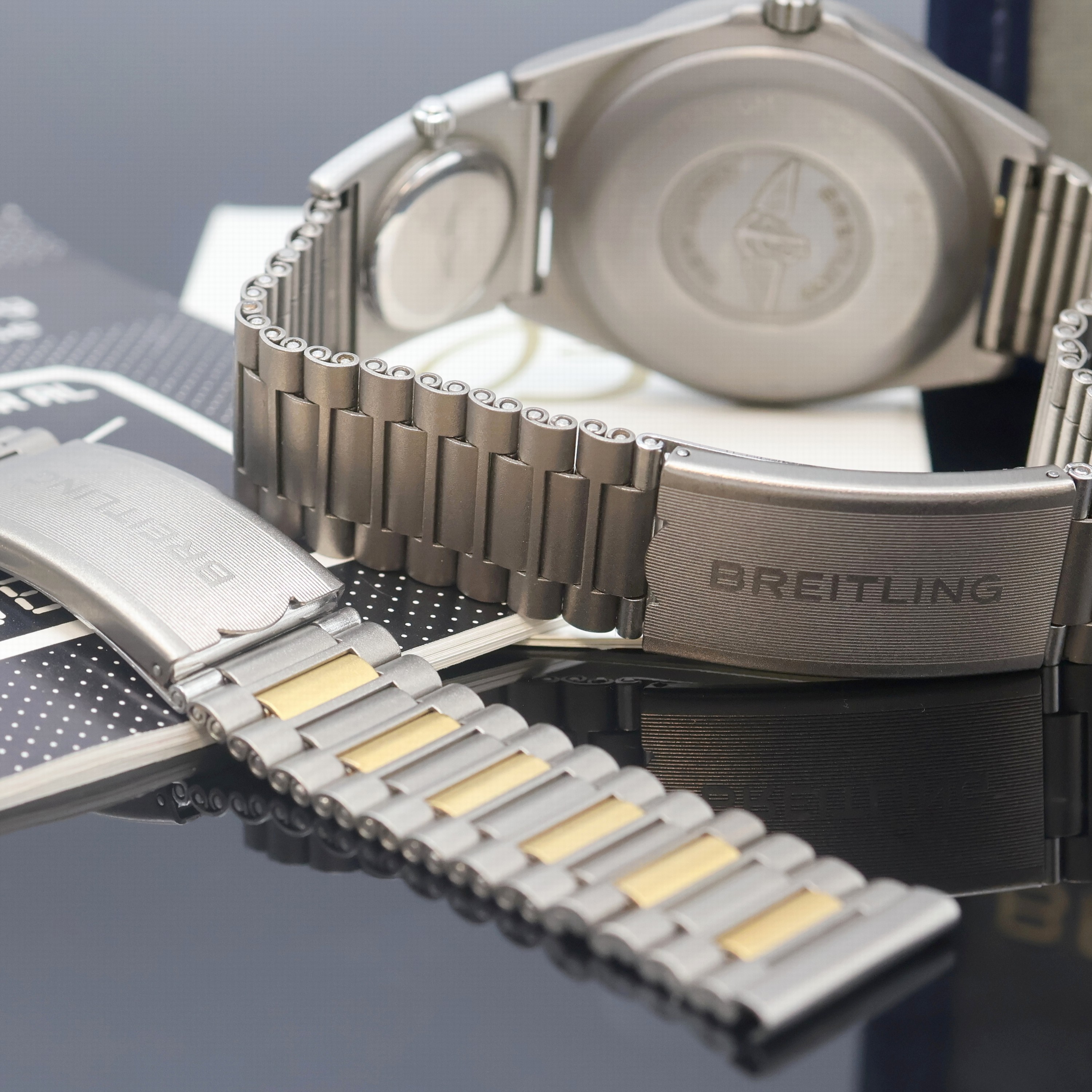 Detail d: BREITLING Herrenarmbanduhr Navitimer Aerospace mit Multifunktionsanzeige Referenz 80360, Titangeh. inkl. Gliederband mit UTC und Faltschl., eins. ...