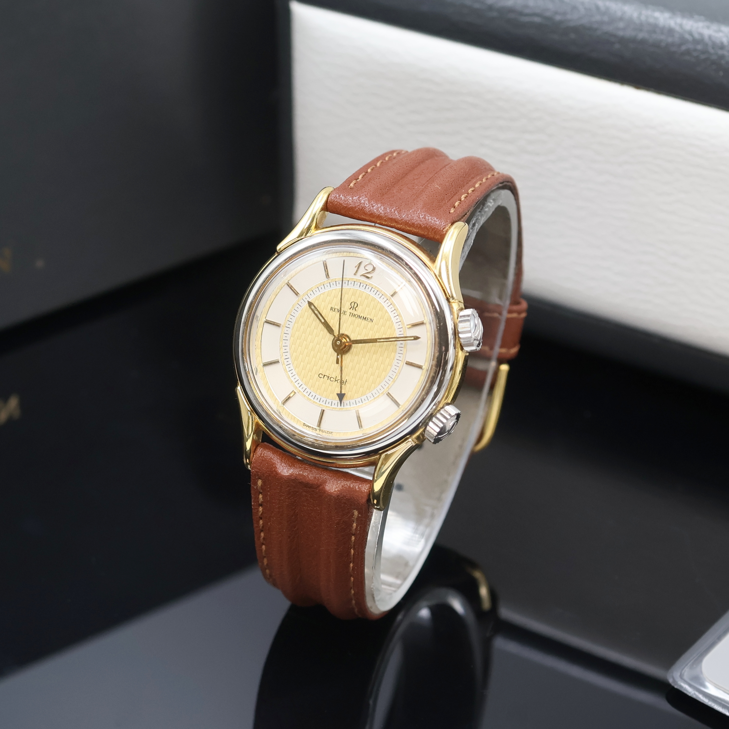 Detail a: REVUE THOMMEN Armbandwecker Serie Cricket Referenz 7923001, Handaufzug, z. T. verg. Metallgeh. inkl. orig. Lederband m. orig. Dornschl., ...