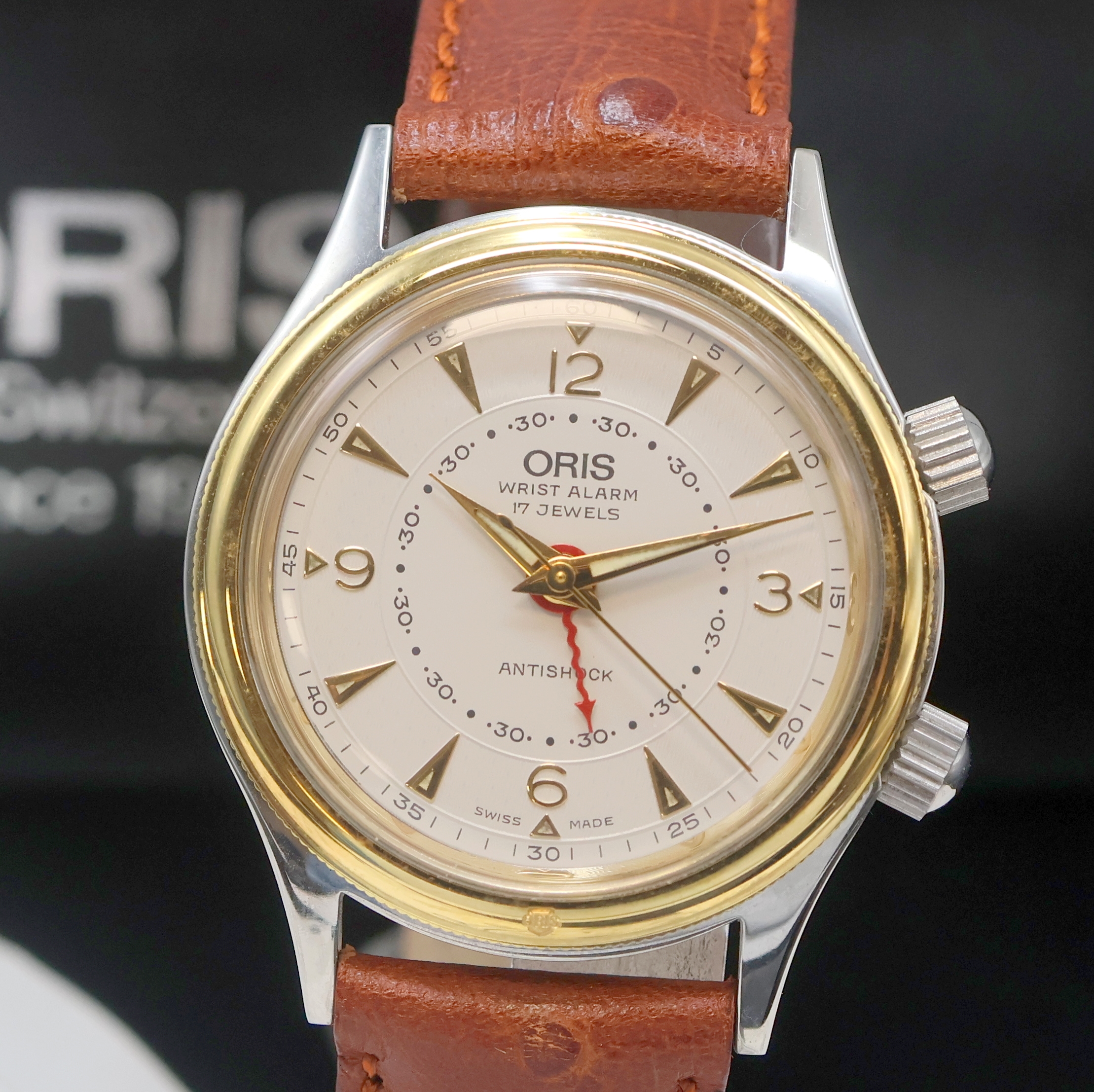 Detail a: ORIS auf 1.600 Stück limitierter Armbandwecker Referenz 418-7451-63, Handaufzug, Stahlgeh. inkl. orig. Lederband m. orig. Dornschl., Gold-Lünette, ...