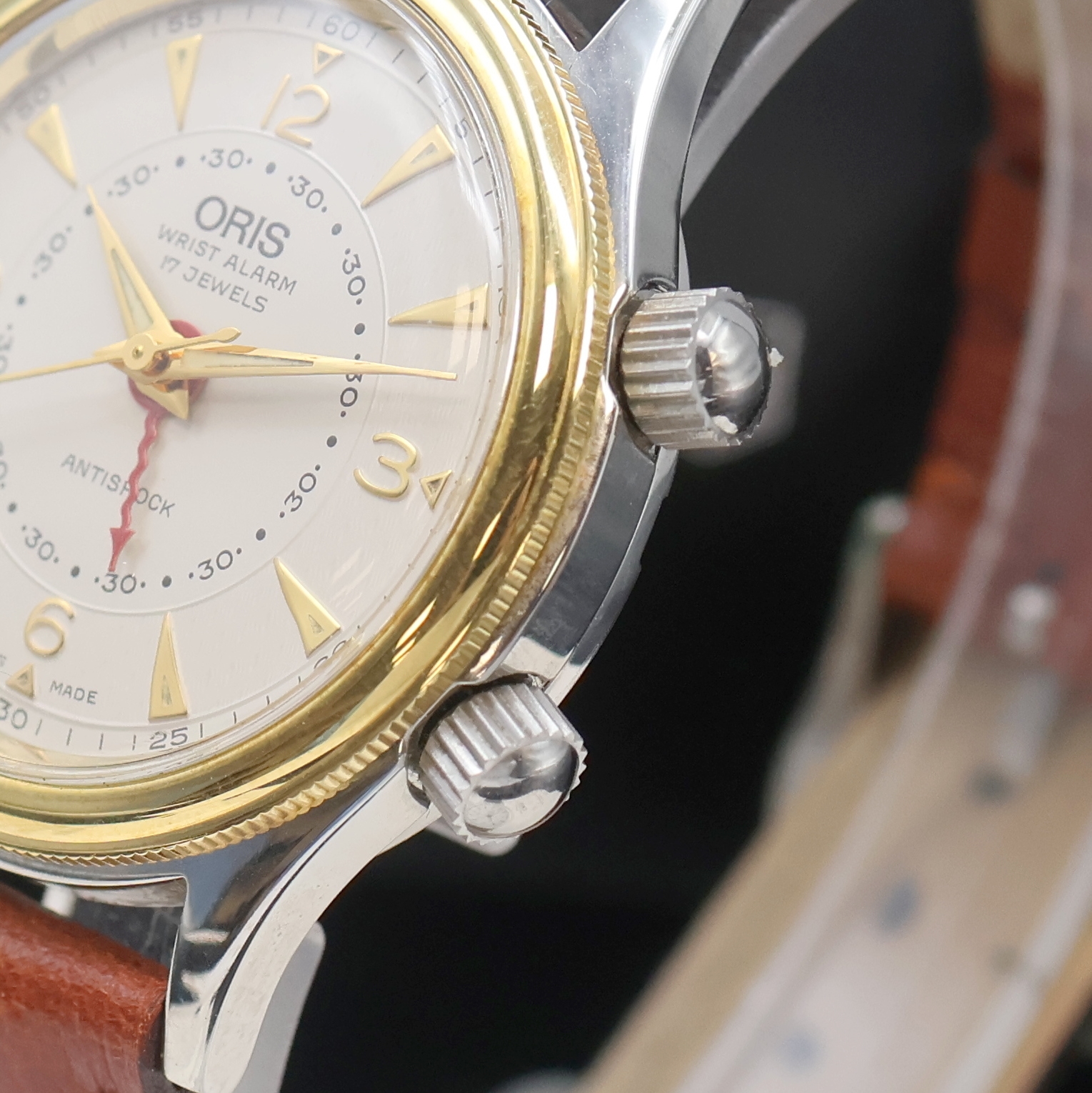 Detail b: ORIS auf 1.600 Stück limitierter Armbandwecker Referenz 418-7451-63, Handaufzug, Stahlgeh. inkl. orig. Lederband m. orig. Dornschl., Gold-Lünette, ...
