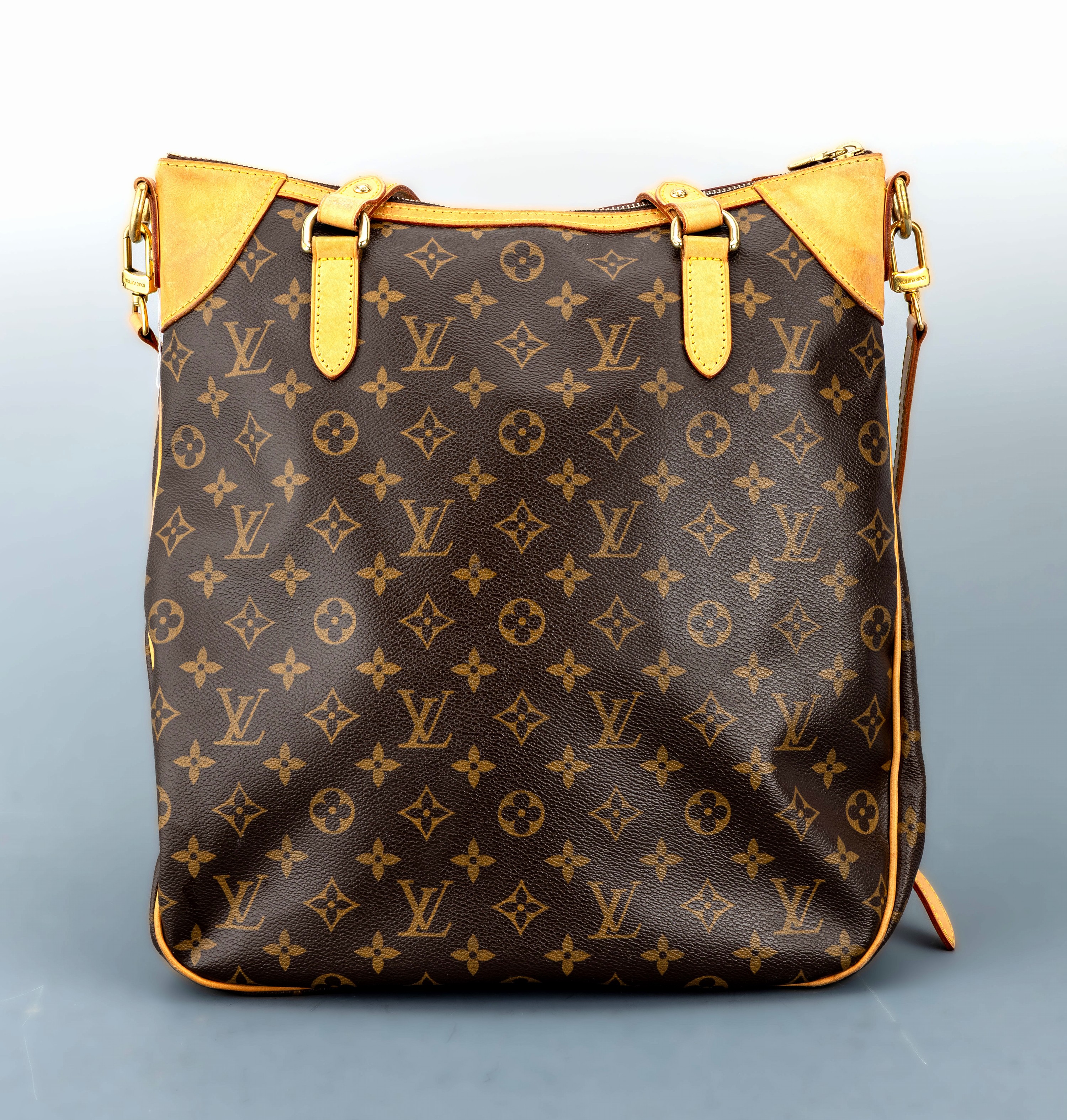 Detail a: Louis Vuitton Handtasche "ODEON GM", sogen.Crossover-Bag, Monogramm Canvas, Besätze, Schultergurt und Tragehenkel aus naturf. Leder, ...