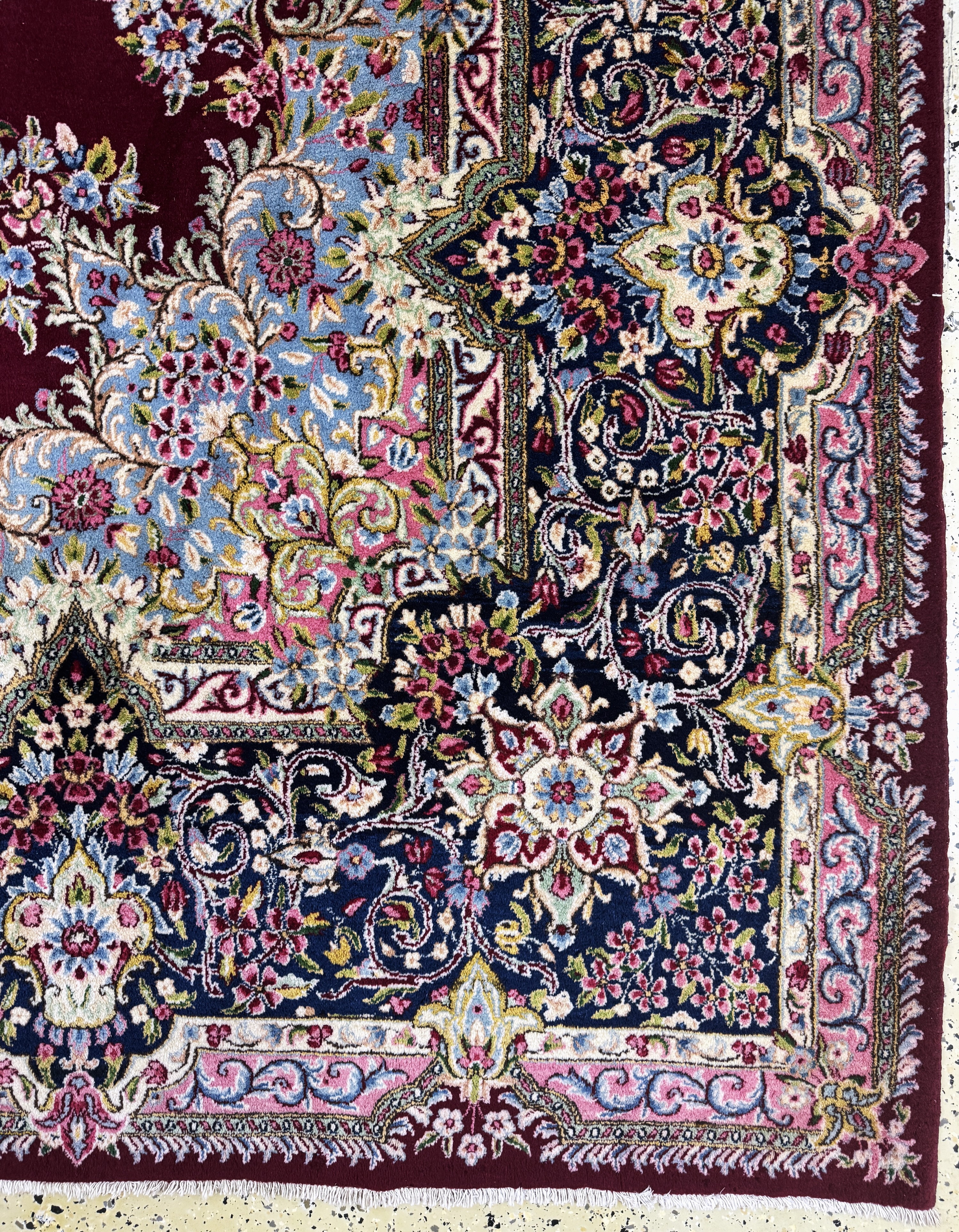 Detail a: Kerman"Arjomand" signiert, Persien, Mitte 20.Jhd, Wolle auf Baumwolle, ca. 300 x 300 cm,minimale Mottenfrass am Rand