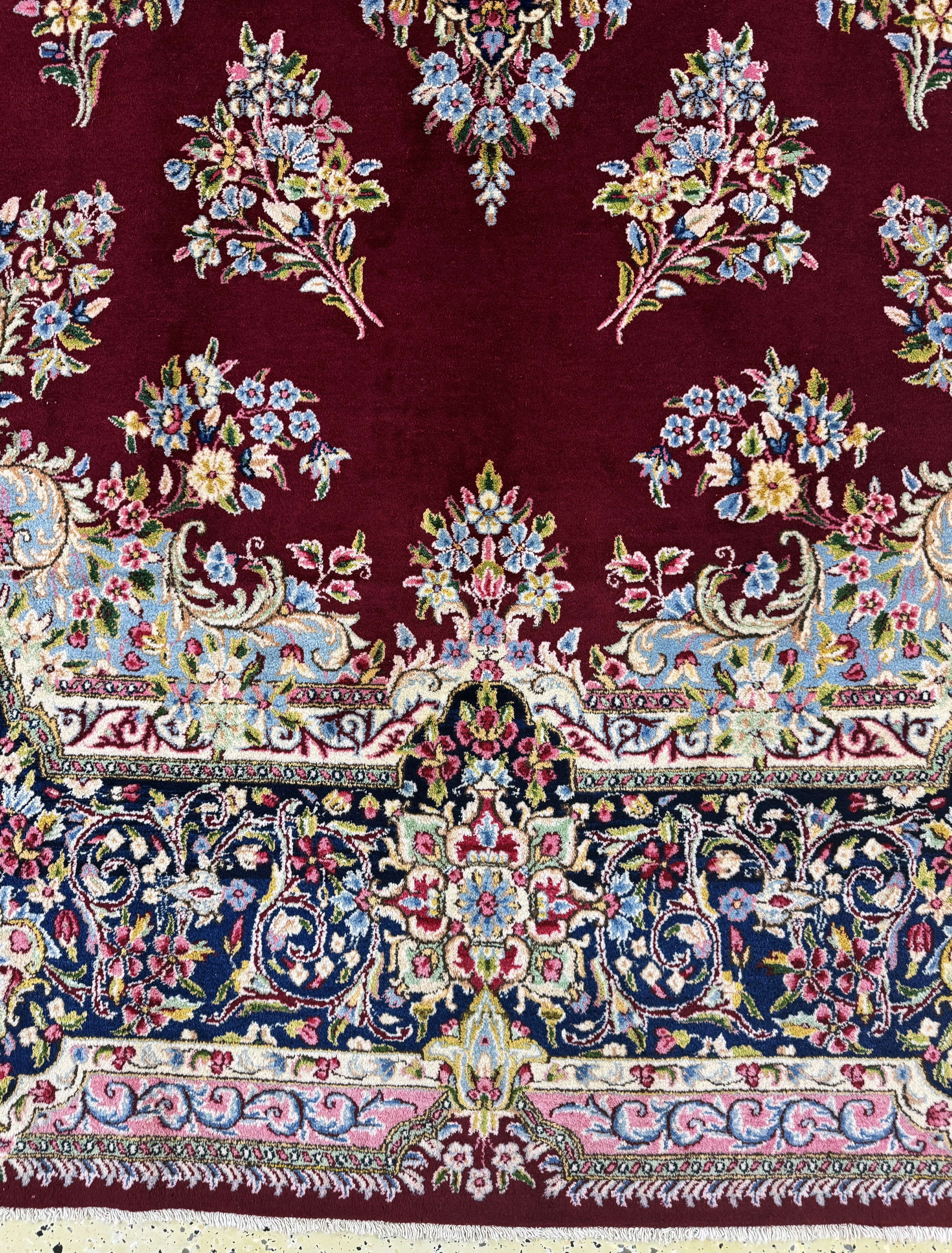 Detail b: Kerman"Arjomand" signiert, Persien, Mitte 20.Jhd, Wolle auf Baumwolle, ca. 300 x 300 cm,minimale Mottenfrass am Rand