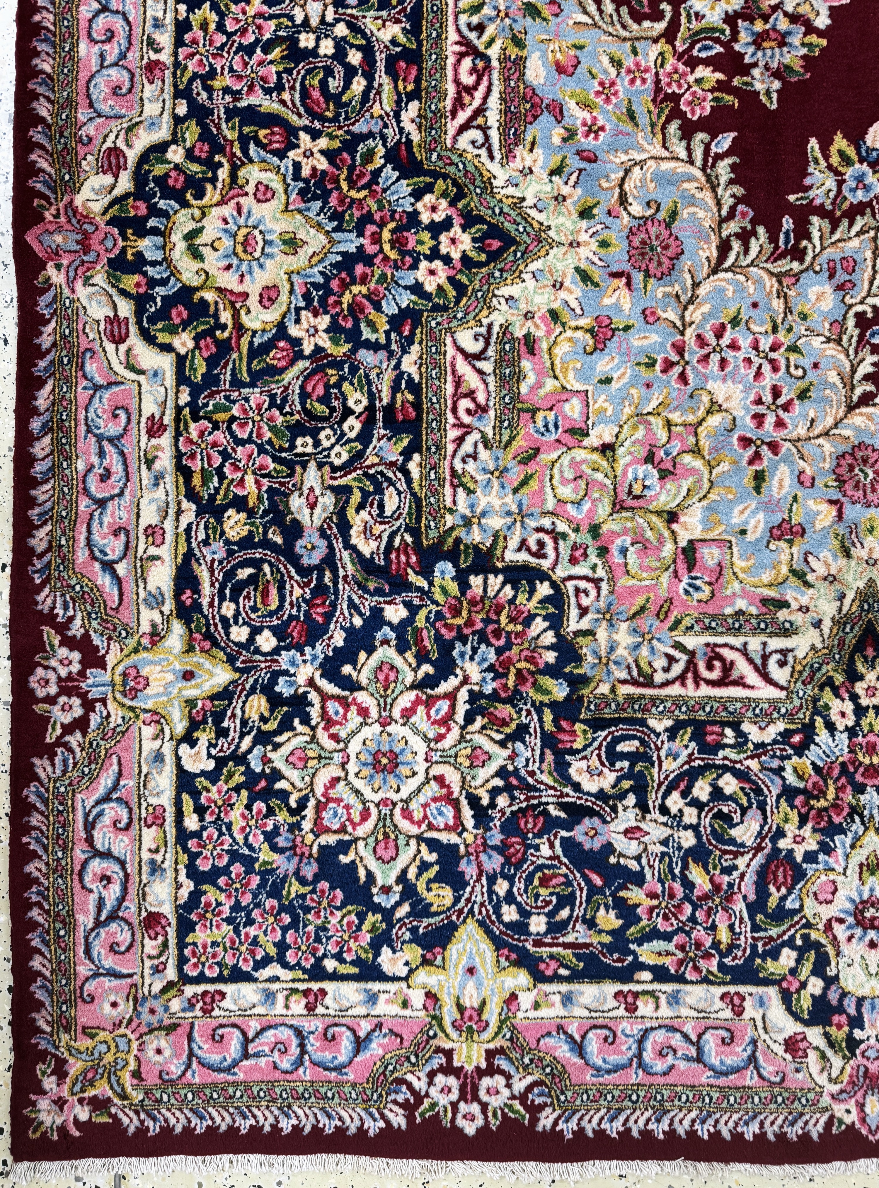 Detail c: Kerman"Arjomand" signiert, Persien, Mitte 20.Jhd, Wolle auf Baumwolle, ca. 300 x 300 cm,minimale Mottenfrass am Rand