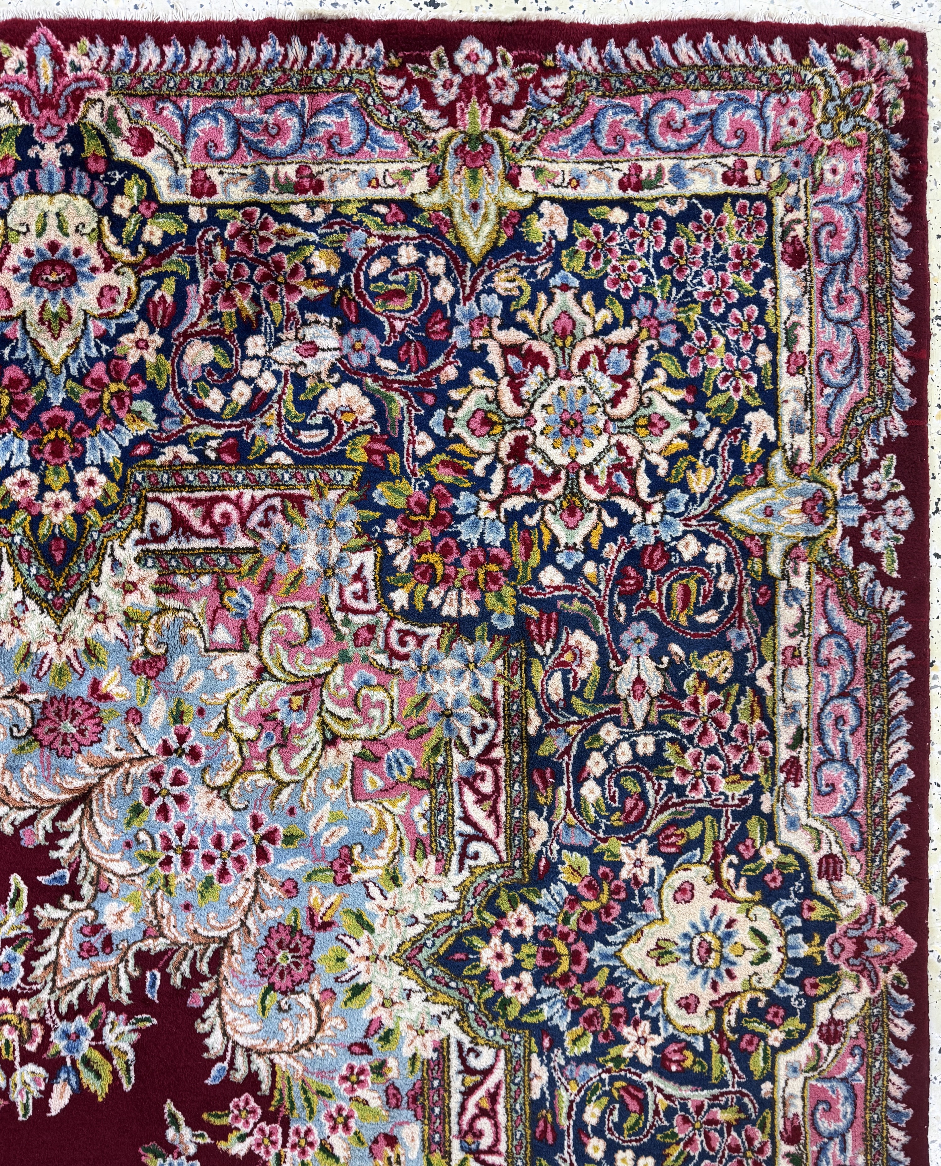 Detail f: Kerman"Arjomand" signiert, Persien, Mitte 20.Jhd, Wolle auf Baumwolle, ca. 300 x 300 cm,minimale Mottenfrass am Rand