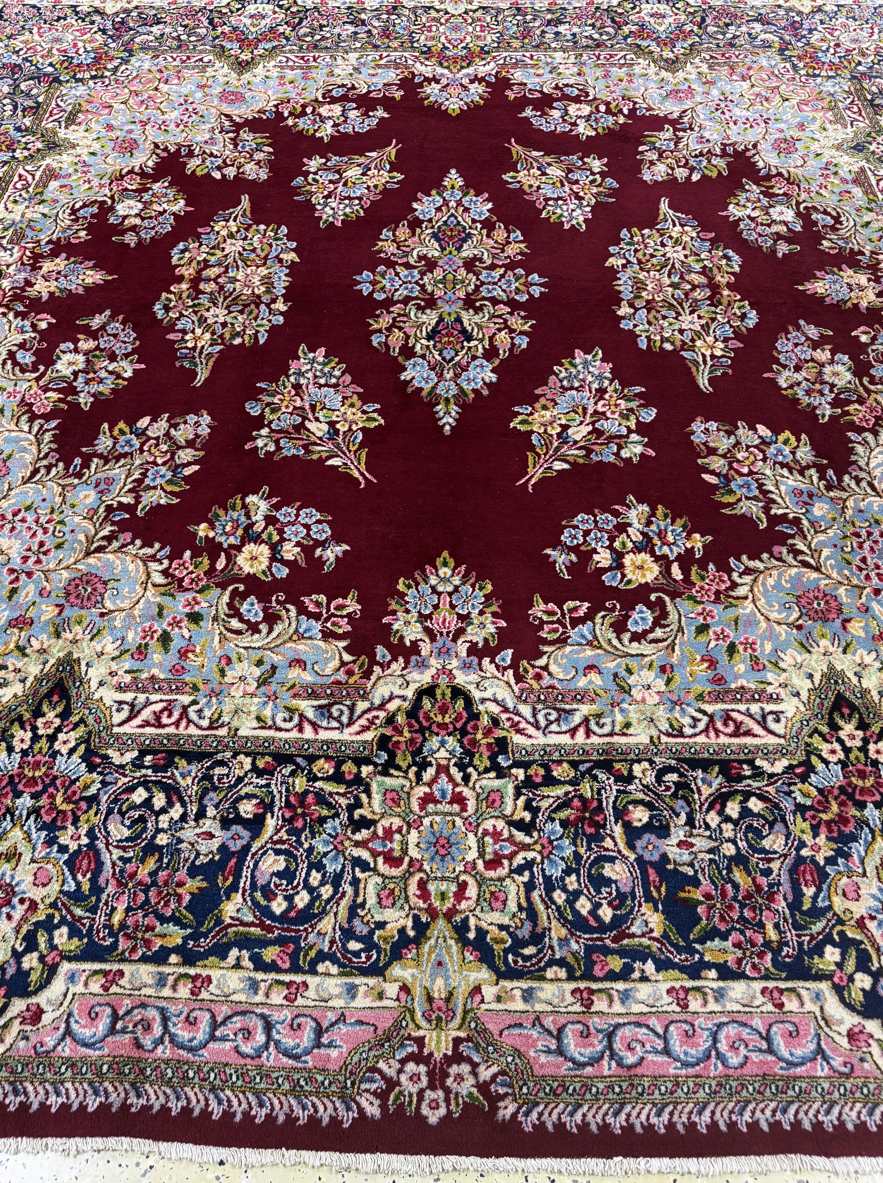 Detail h: Kerman"Arjomand" signiert, Persien, Mitte 20.Jhd, Wolle auf Baumwolle, ca. 300 x 300 cm,minimale Mottenfrass am Rand