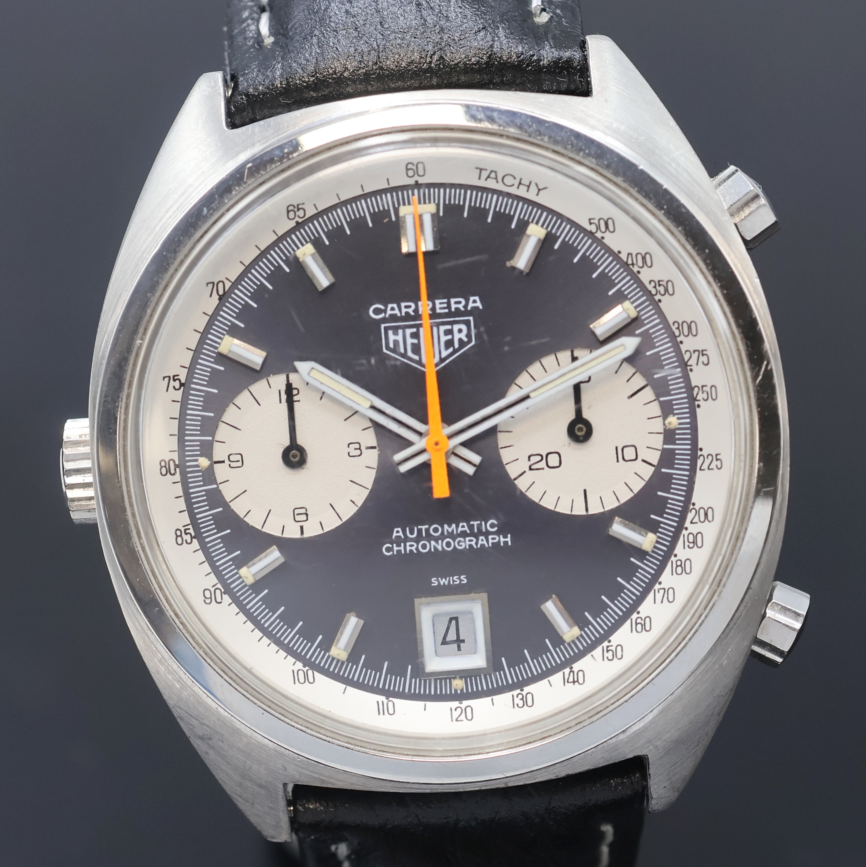 Detail b: HEUER Carrera Armbandchronograph Referenz 1153, Schweiz um 1970, Automatik, verschr. Edelstahlgeh., orig. Drücker und Krone, grau/lilafarbenes ...