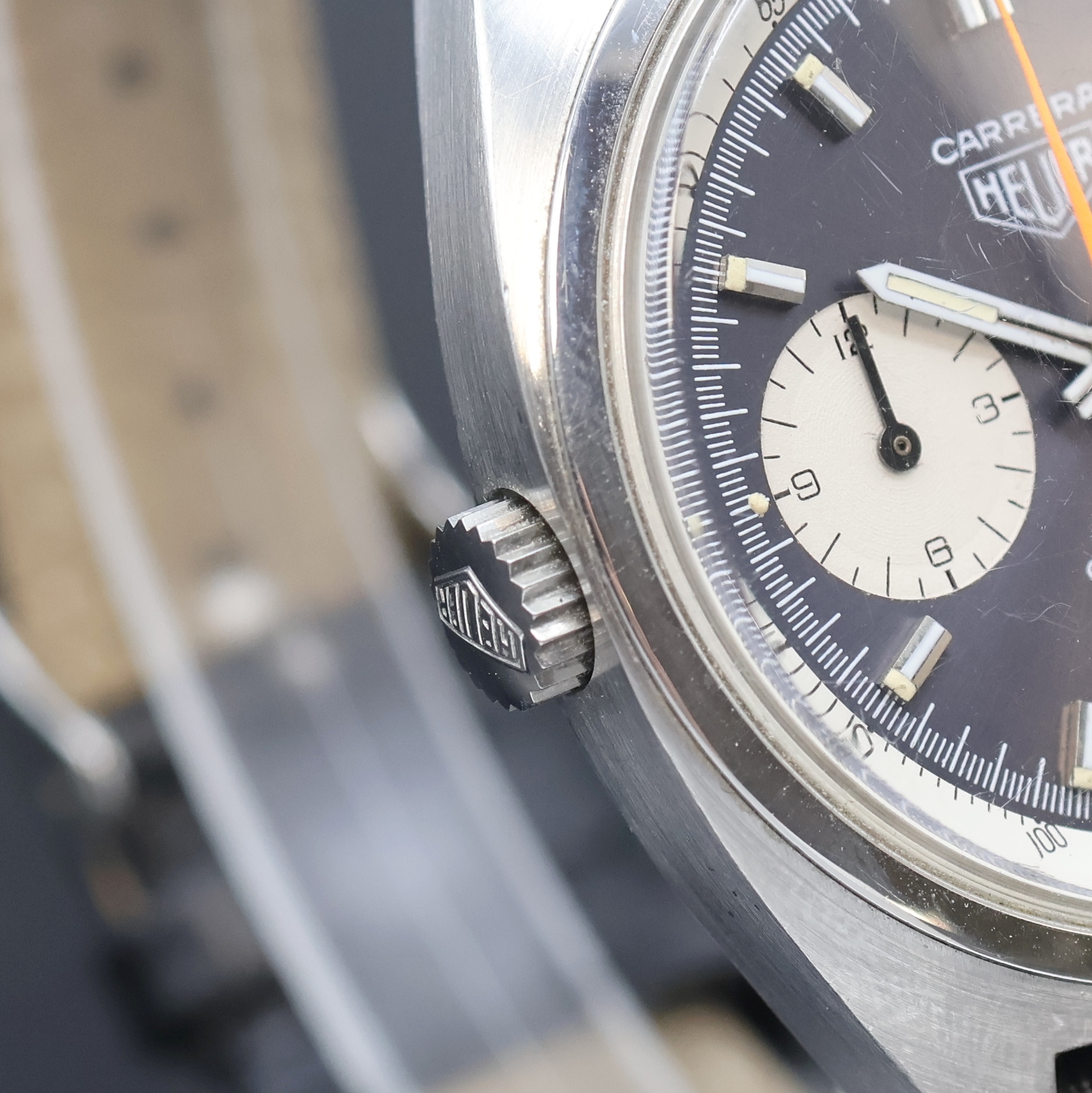 Detail c: HEUER Carrera Armbandchronograph Referenz 1153, Schweiz um 1970, Automatik, verschr. Edelstahlgeh., orig. Drücker und Krone, grau/lilafarbenes ...