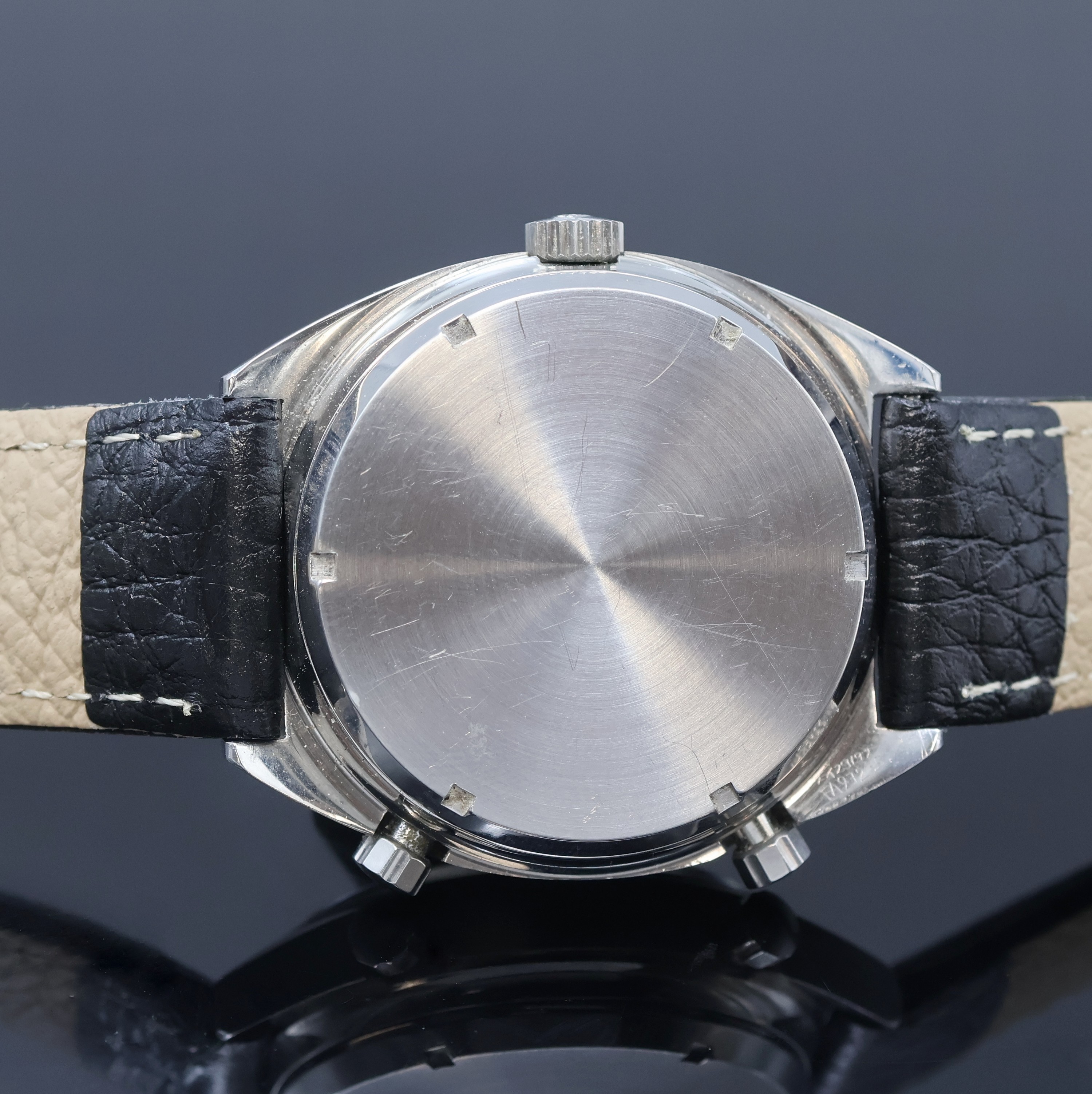 Detail d: HEUER Carrera Armbandchronograph Referenz 1153, Schweiz um 1970, Automatik, verschr. Edelstahlgeh., orig. Drücker und Krone, grau/lilafarbenes ...