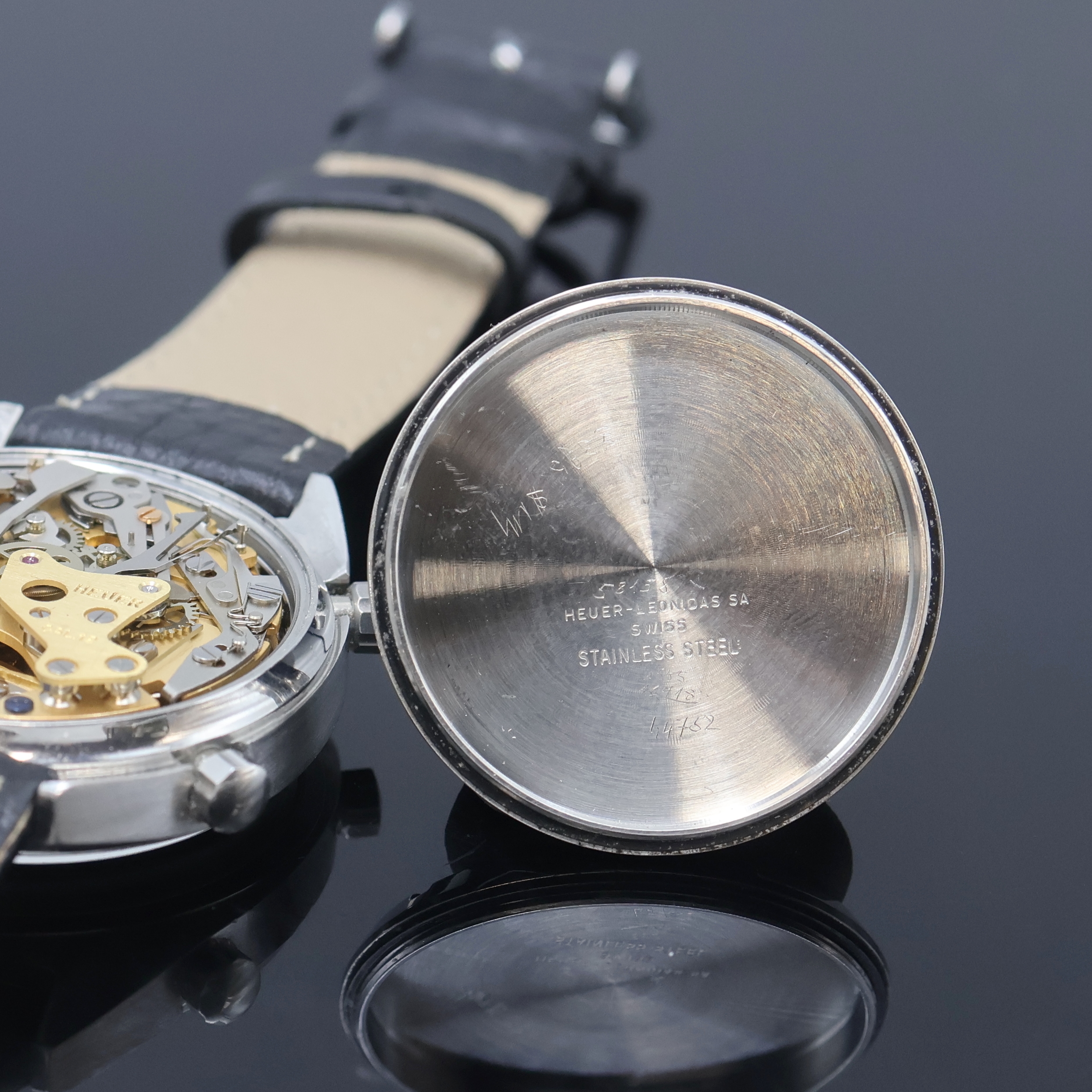 Detail e: HEUER Carrera Armbandchronograph Referenz 1153, Schweiz um 1970, Automatik, verschr. Edelstahlgeh., orig. Drücker und Krone, grau/lilafarbenes ...