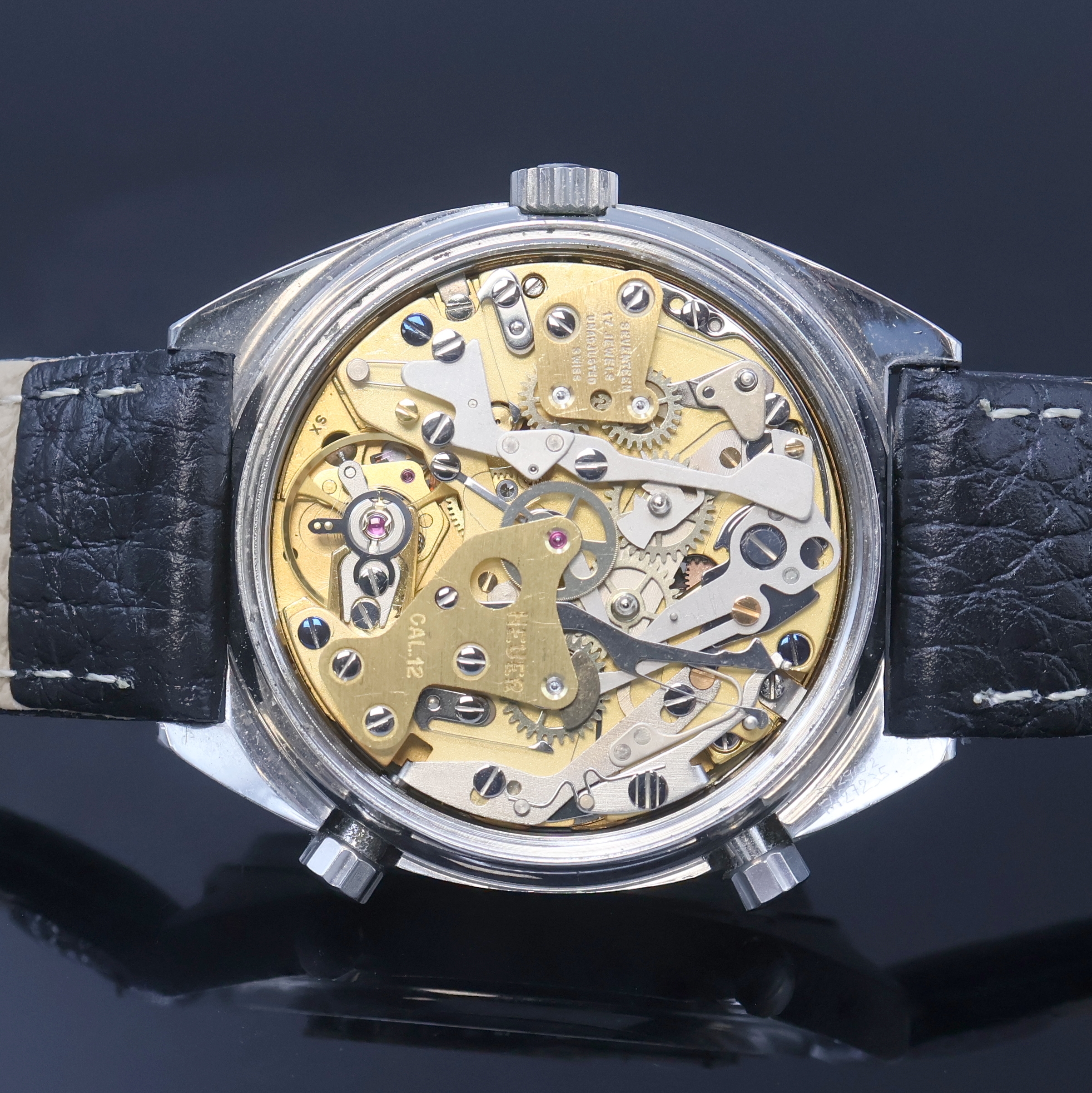 Detail f: HEUER Carrera Armbandchronograph Referenz 1153, Schweiz um 1970, Automatik, verschr. Edelstahlgeh., orig. Drücker und Krone, grau/lilafarbenes ...