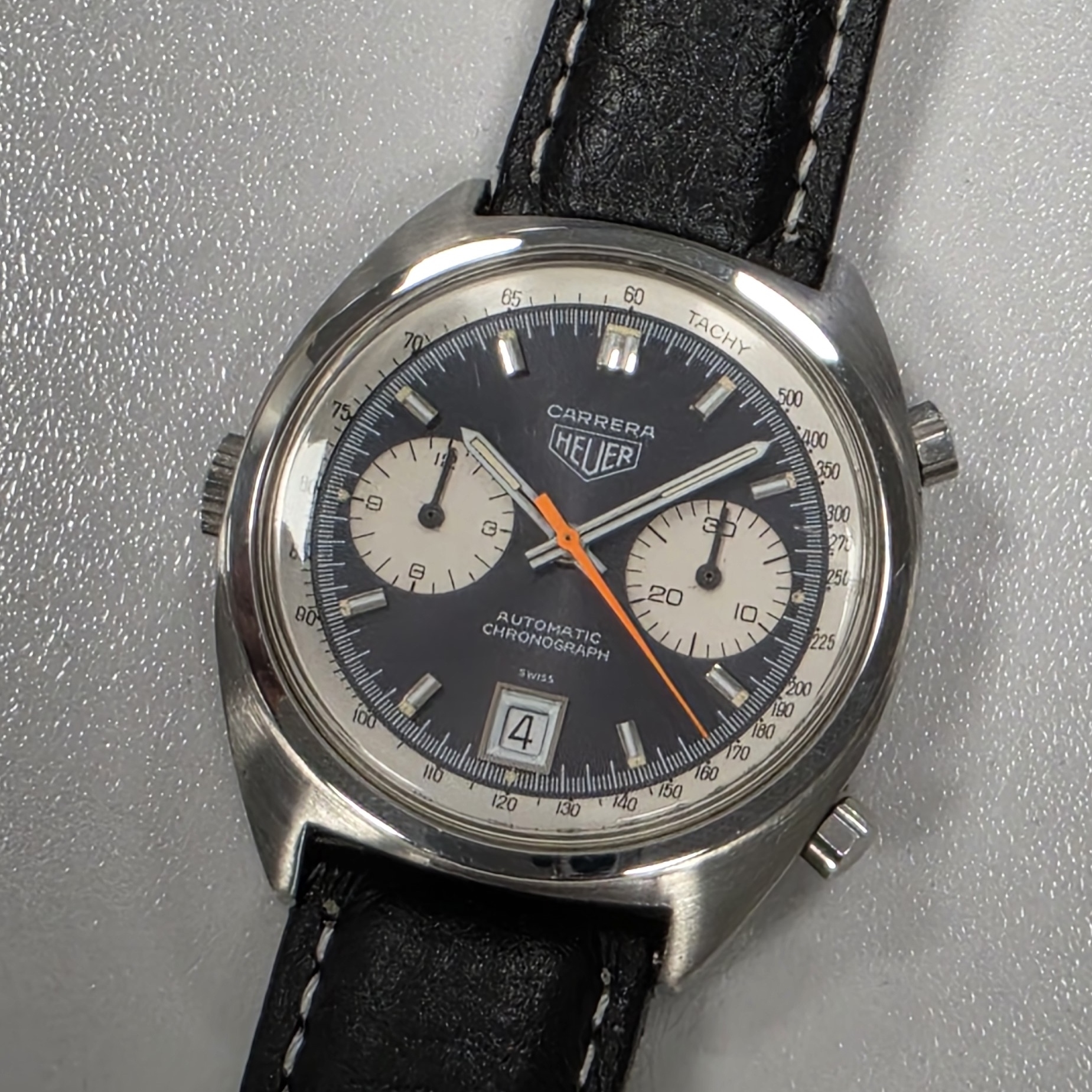Detail g: HEUER Carrera Armbandchronograph Referenz 1153, Schweiz um 1970, Automatik, verschr. Edelstahlgeh., orig. Drücker und Krone, grau/lilafarbenes ...