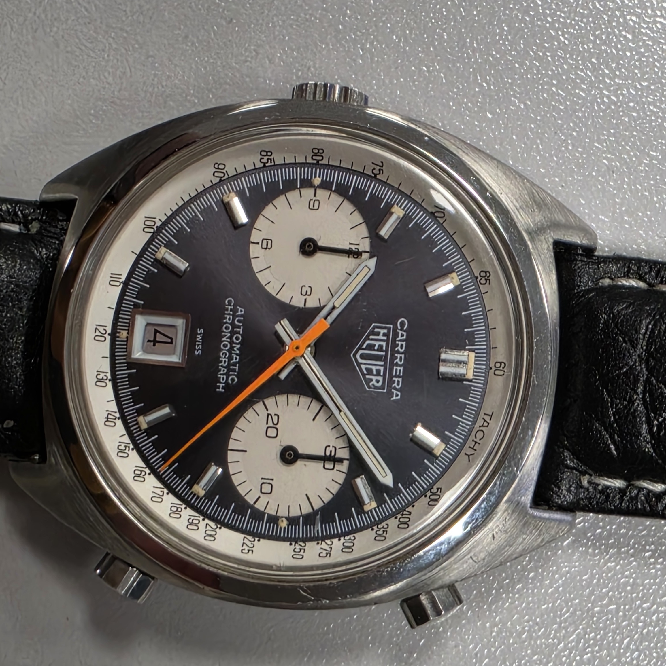 Detail h: HEUER Carrera Armbandchronograph Referenz 1153, Schweiz um 1970, Automatik, verschr. Edelstahlgeh., orig. Drücker und Krone, grau/lilafarbenes ...