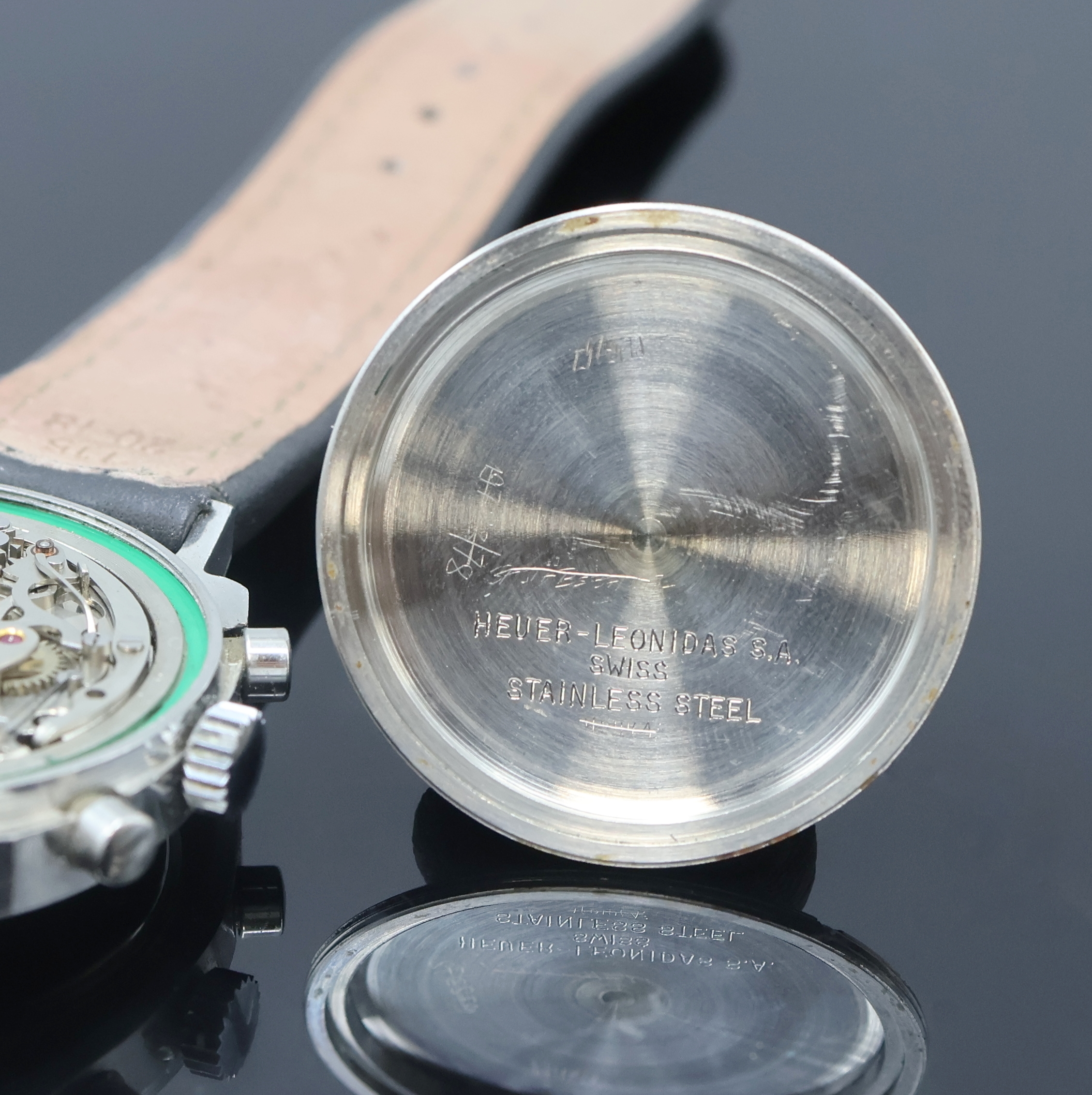 Detail d: HEUER Camaro Schaltradchronograph Referenz 7220, Handaufzug, Schweiz um 1968, kissenförmiges Edelstahlgeh., Boden verschr., Zifferbl. gleichmäßig ...