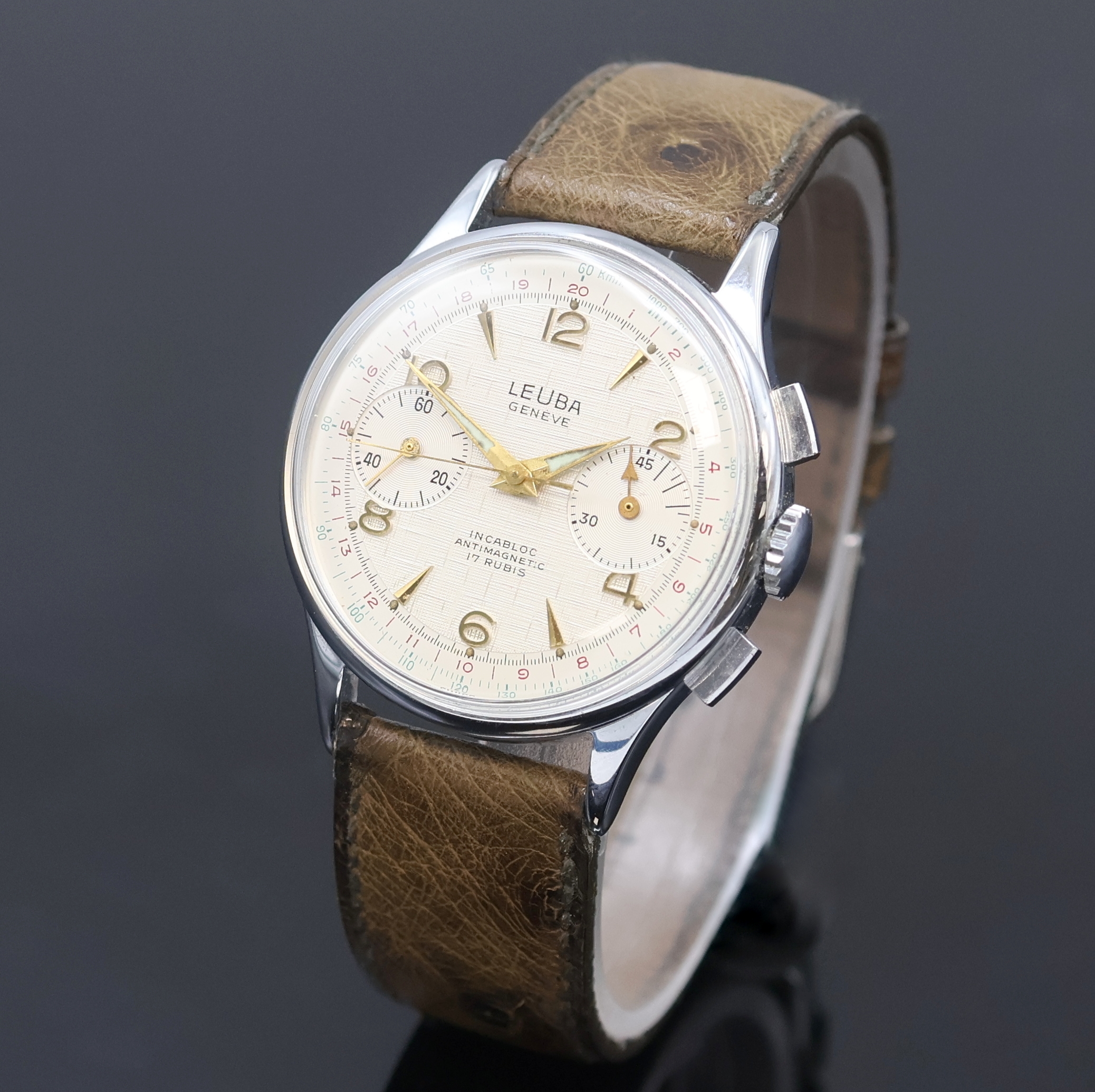 Detail a: LA LEUBA Armbandchronograph, Handaufzug, Schweiz um 1954, verchr. Gehäuse, Glasrand und Stahlboden aufgedr., vers. Strukturzifferblatt, Außenskalen ...