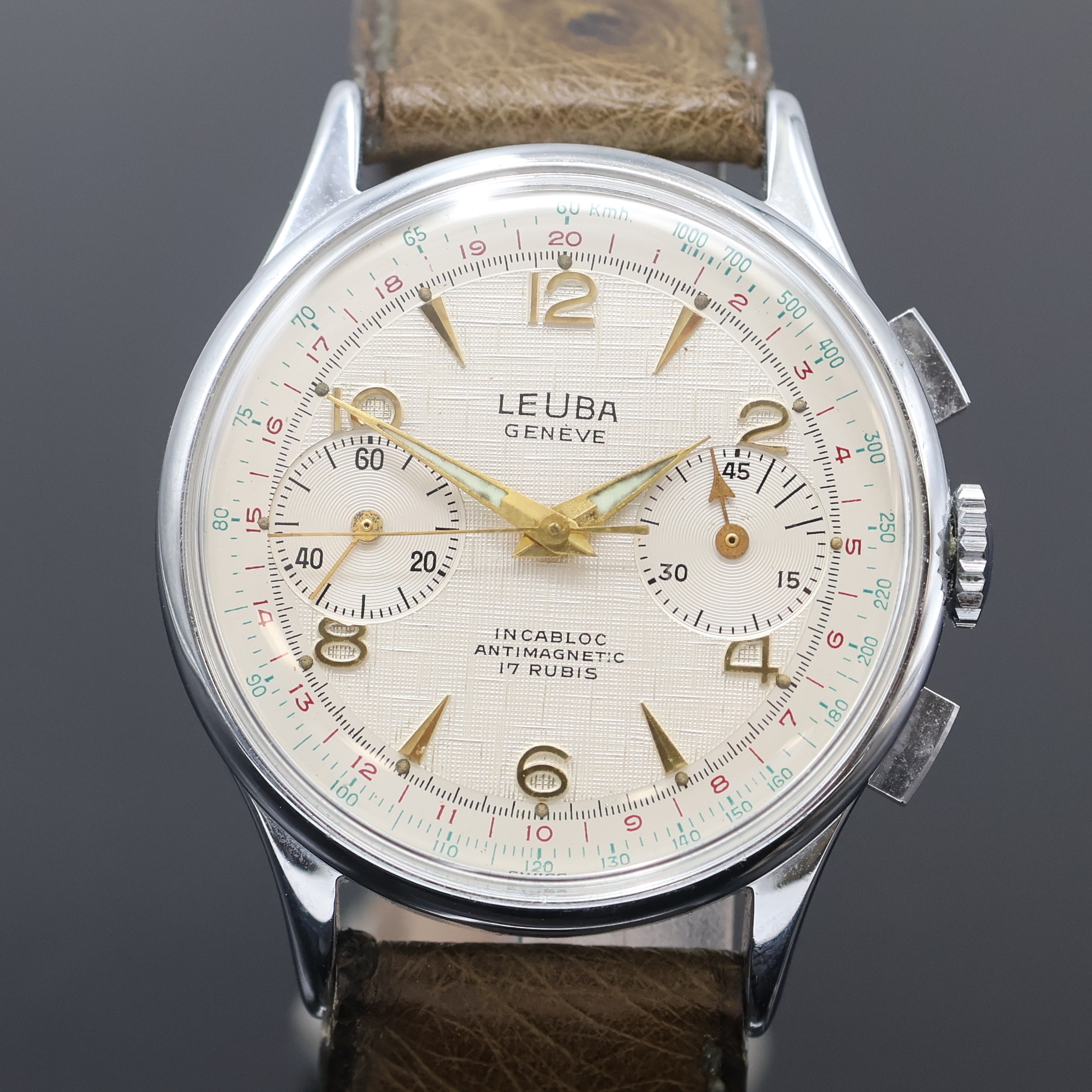 Detail b: LA LEUBA Armbandchronograph, Handaufzug, Schweiz um 1954, verchr. Gehäuse, Glasrand und Stahlboden aufgedr., vers. Strukturzifferblatt, Außenskalen ...