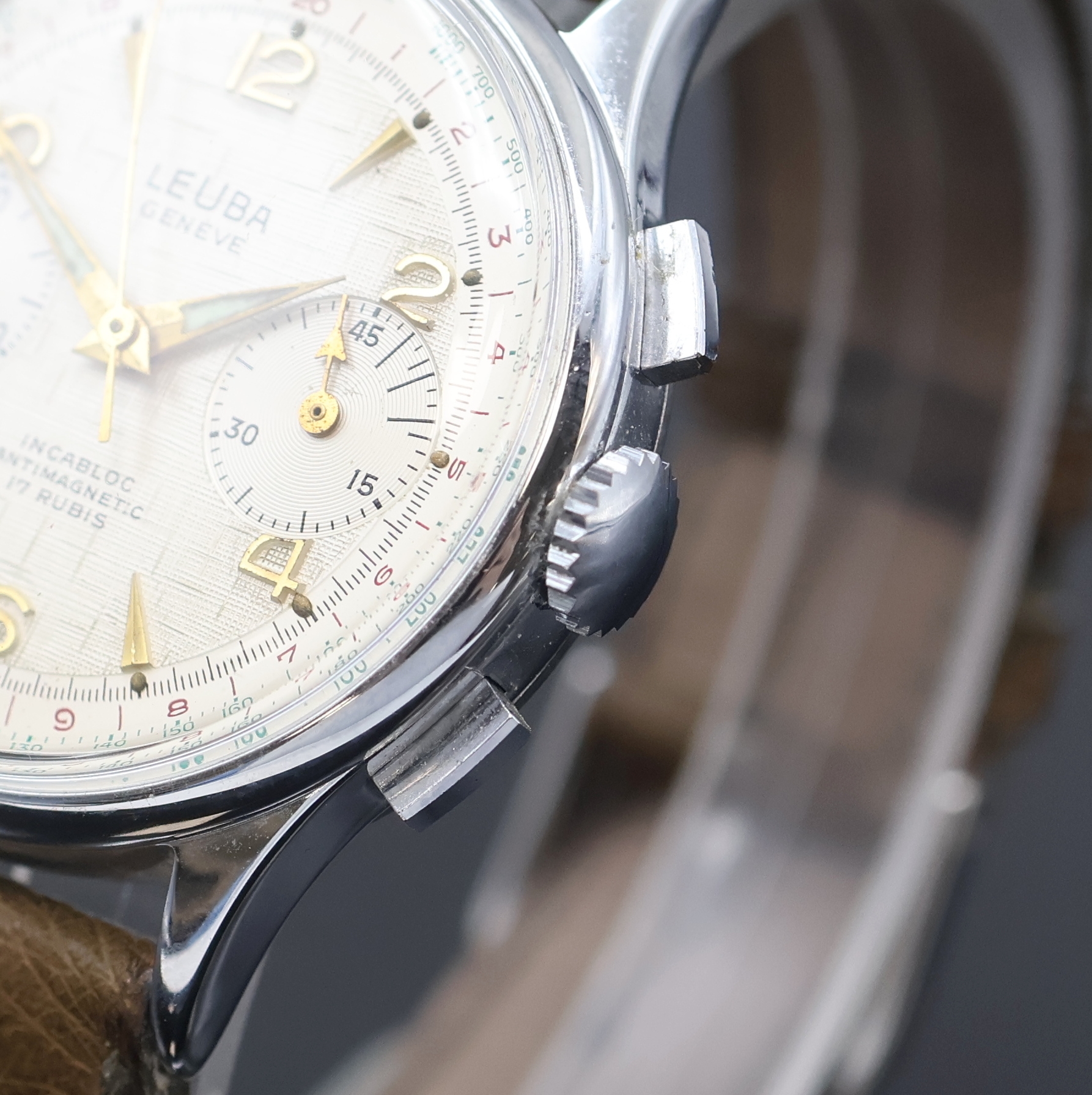 Detail c: LA LEUBA Armbandchronograph, Handaufzug, Schweiz um 1954, verchr. Gehäuse, Glasrand und Stahlboden aufgedr., vers. Strukturzifferblatt, Außenskalen ...