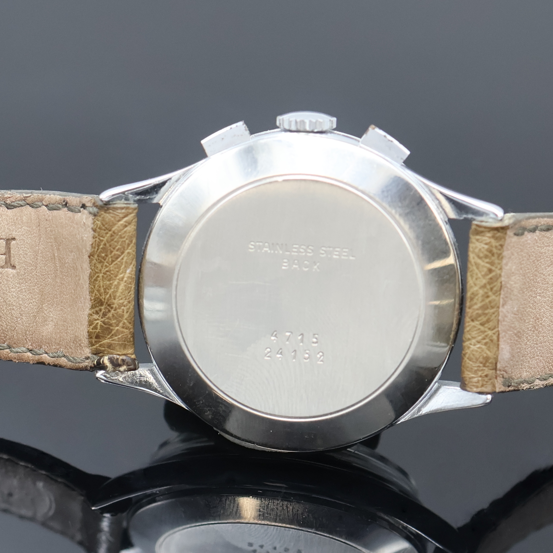 Detail d: LA LEUBA Armbandchronograph, Handaufzug, Schweiz um 1954, verchr. Gehäuse, Glasrand und Stahlboden aufgedr., vers. Strukturzifferblatt, Außenskalen ...