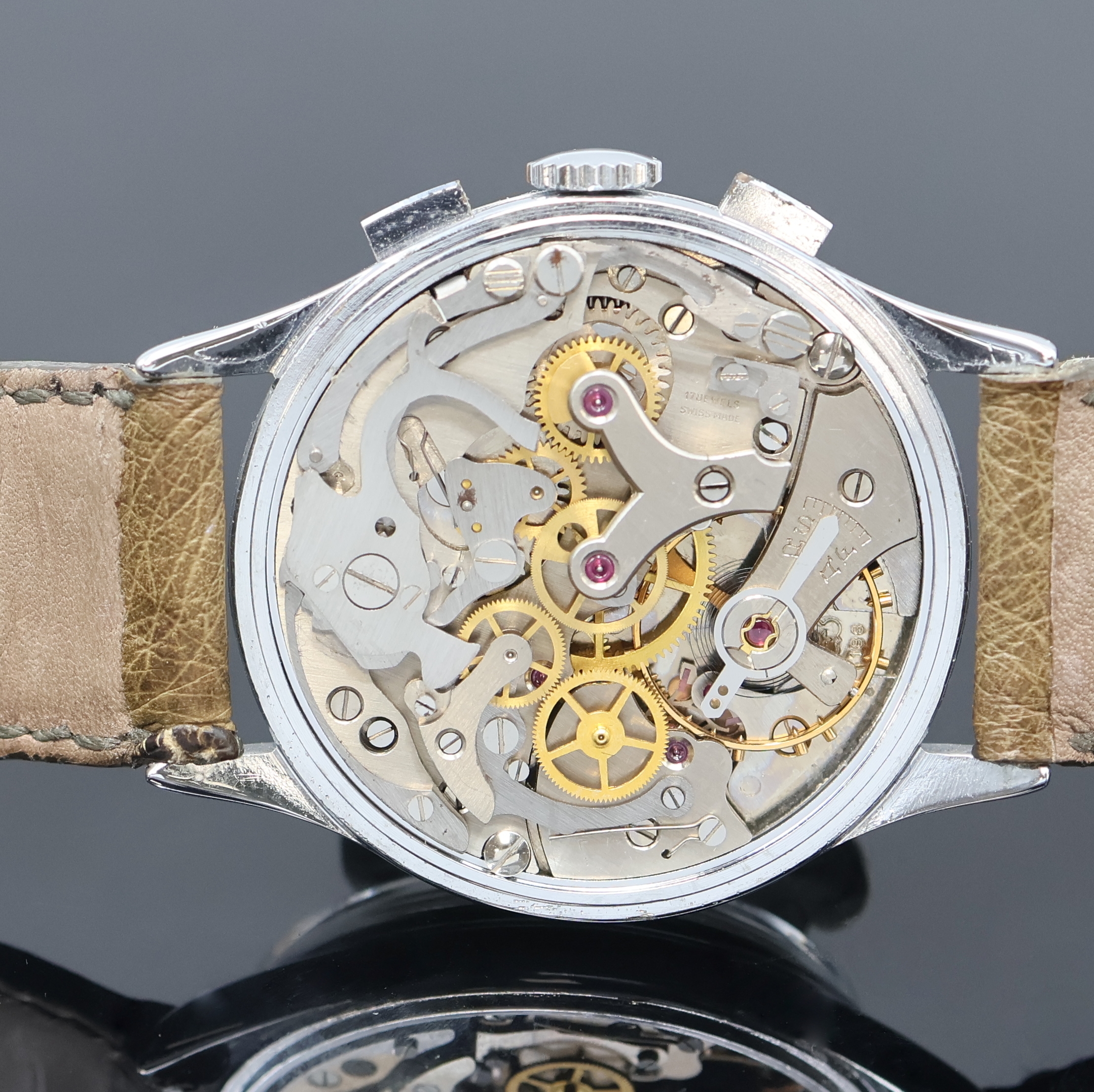 Detail e: LA LEUBA Armbandchronograph, Handaufzug, Schweiz um 1954, verchr. Gehäuse, Glasrand und Stahlboden aufgedr., vers. Strukturzifferblatt, Außenskalen ...