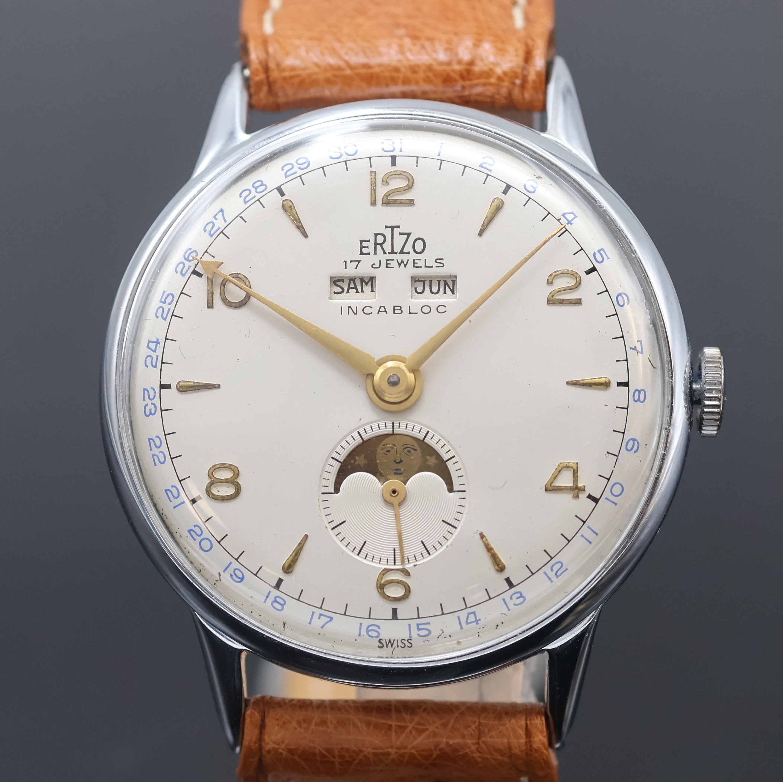 Detail a: ERIZO Herrenarmbanduhr mit Vollkalenderanzeige, Handaufzug, Schweiz 1940er Jahre, verchr. Geh., Glasrand und Stahlboden mit grav. Initialen aufgedr., ...