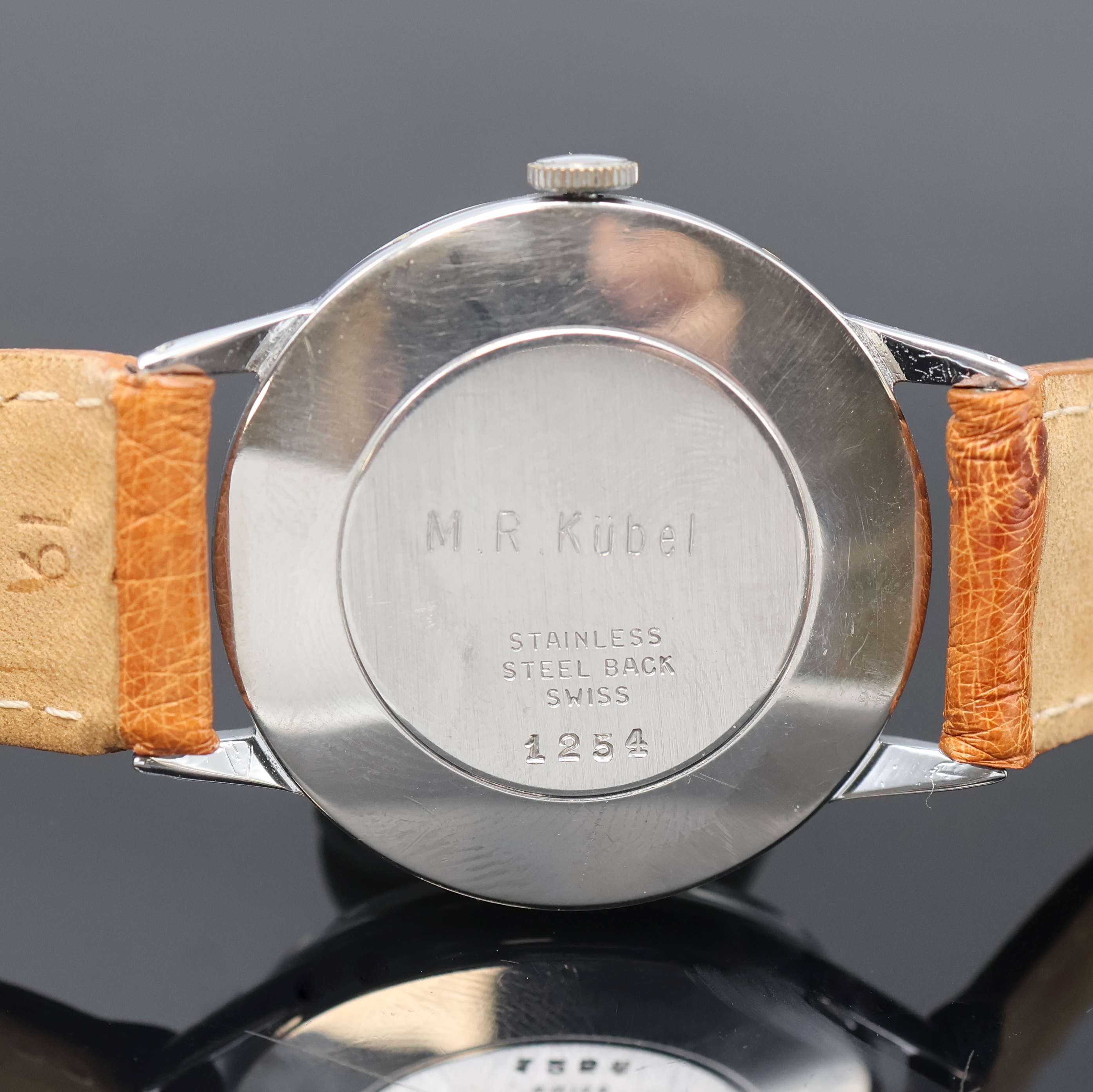 Detail c: ERIZO Herrenarmbanduhr mit Vollkalenderanzeige, Handaufzug, Schweiz 1940er Jahre, verchr. Geh., Glasrand und Stahlboden mit grav. Initialen aufgedr., ...