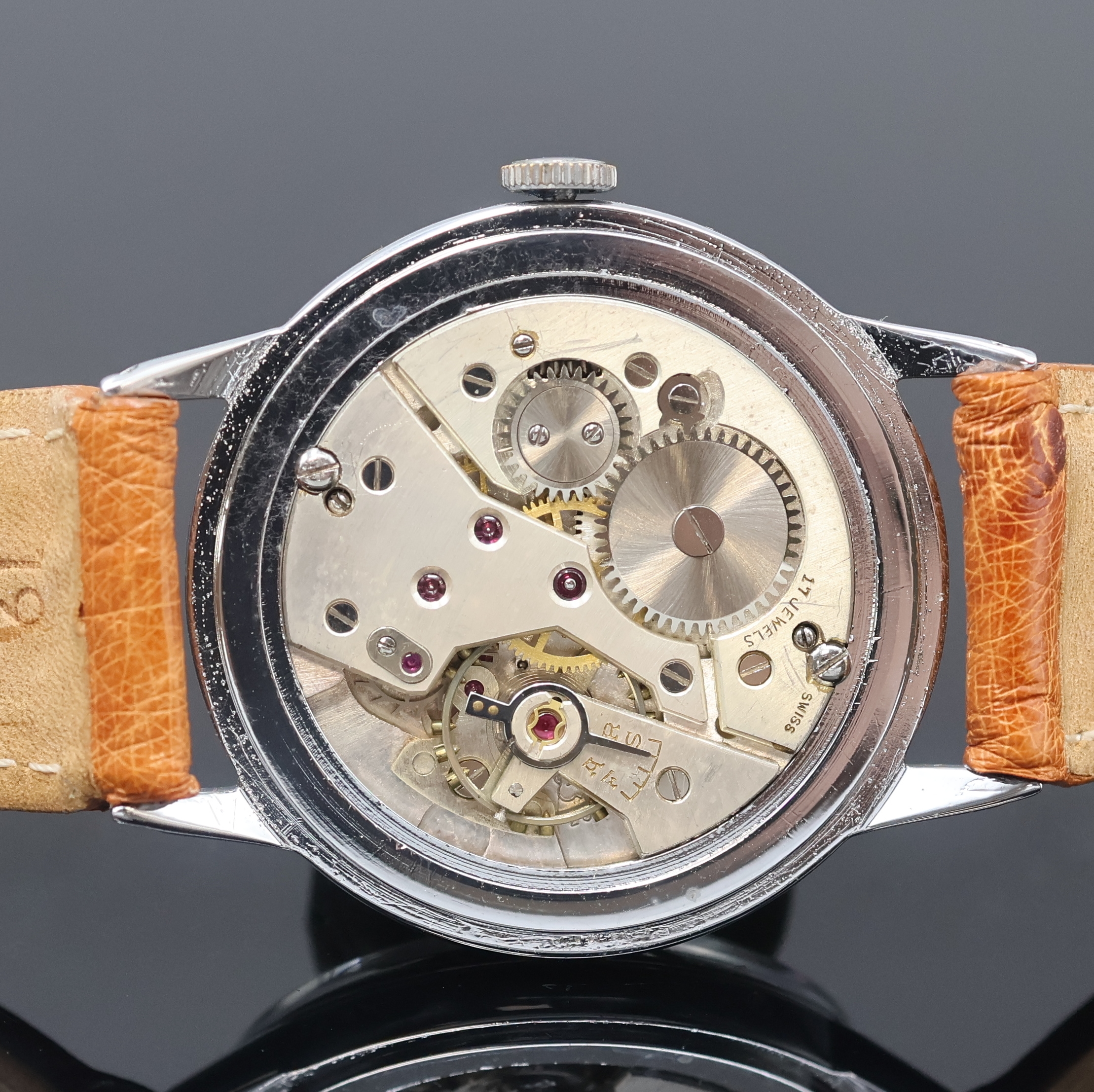 Detail e: ERIZO Herrenarmbanduhr mit Vollkalenderanzeige, Handaufzug, Schweiz 1940er Jahre, verchr. Geh., Glasrand und Stahlboden mit grav. Initialen aufgedr., ...