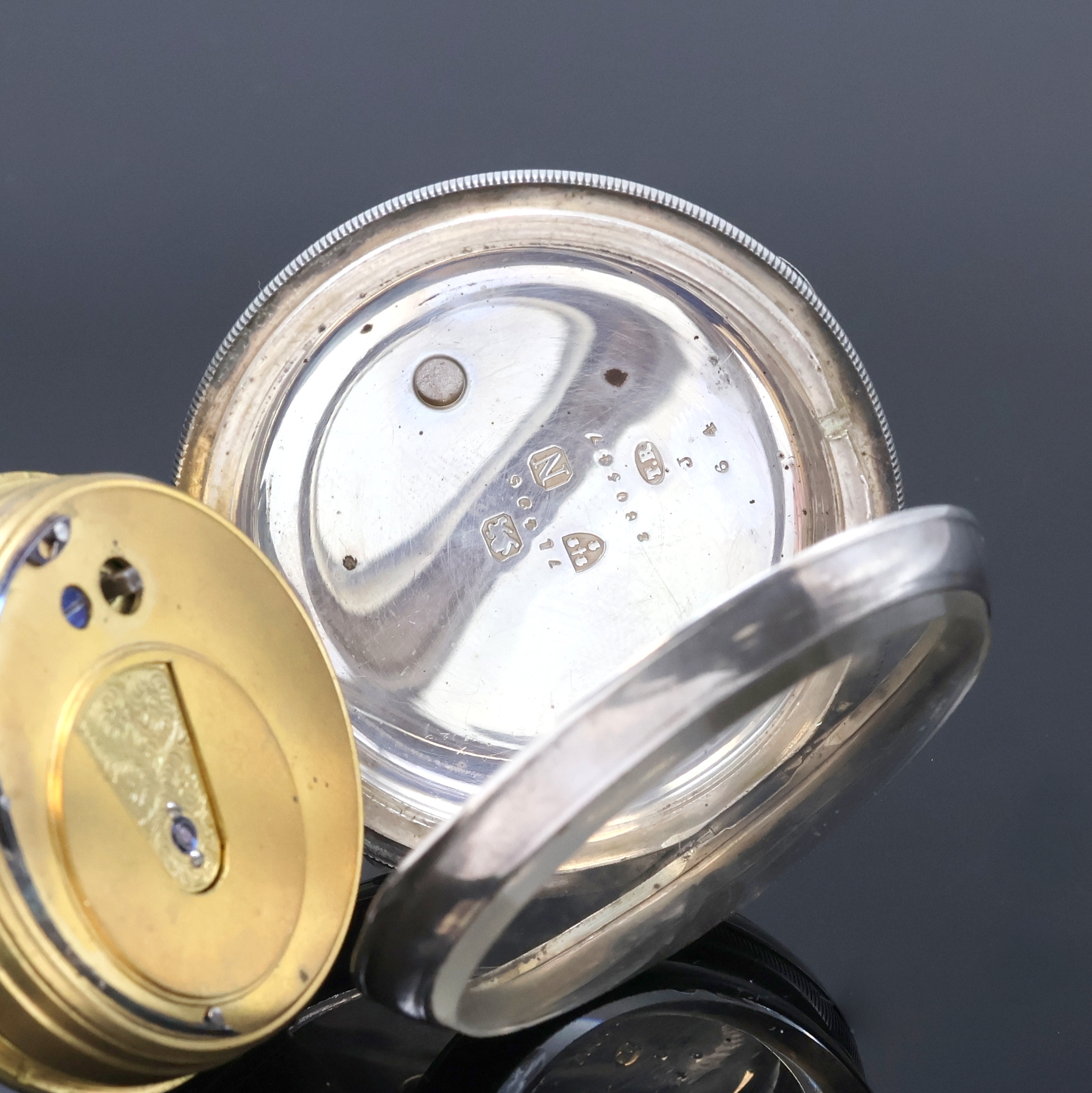 Detail c: THOMAS RUSSELL & SON offene Taschenuhr in Silber, England lt. Hallmarks 1896, Geh. dell., guill. Rückdeckel m. Monogrammspiegel, Emailzifferbl. ...