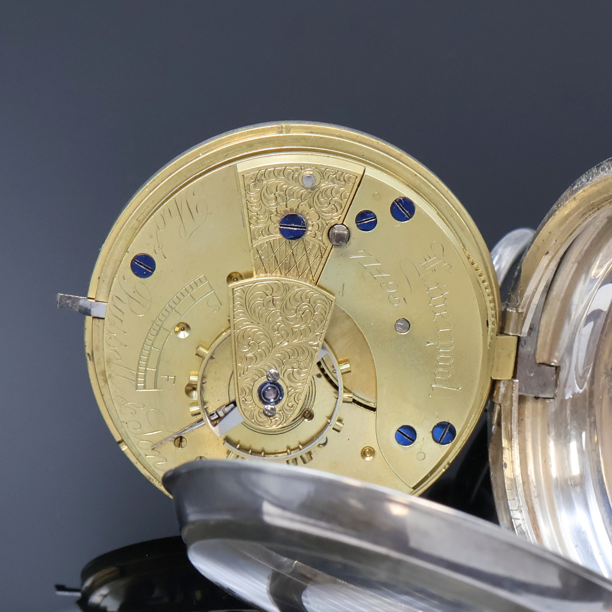 Detail e: THOMAS RUSSELL & SON offene Taschenuhr in Silber, England lt. Hallmarks 1896, Geh. dell., guill. Rückdeckel m. Monogrammspiegel, Emailzifferbl. ...
