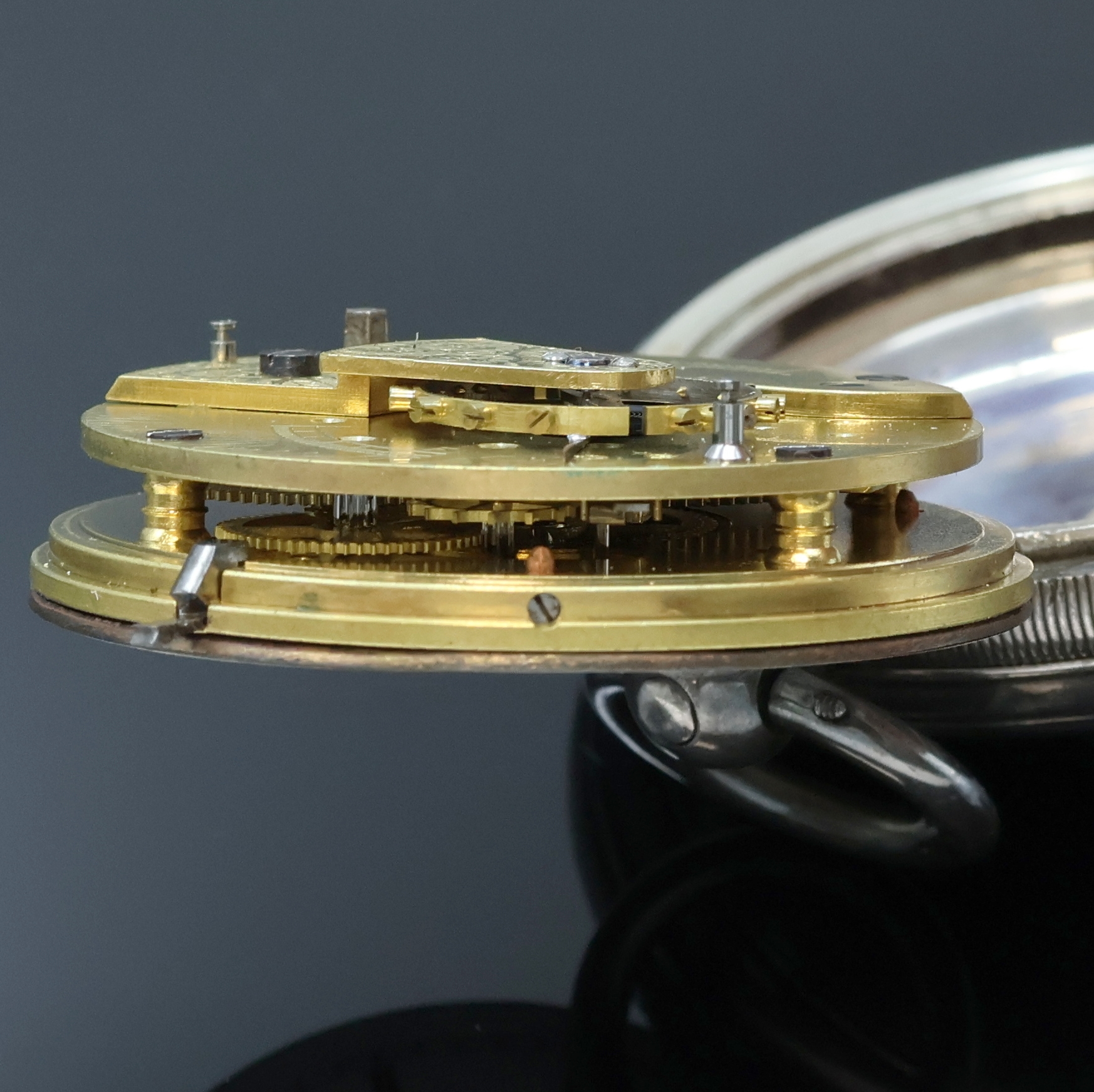 Detail g: THOMAS RUSSELL & SON offene Taschenuhr in Silber, England lt. Hallmarks 1896, Geh. dell., guill. Rückdeckel m. Monogrammspiegel, Emailzifferbl. ...