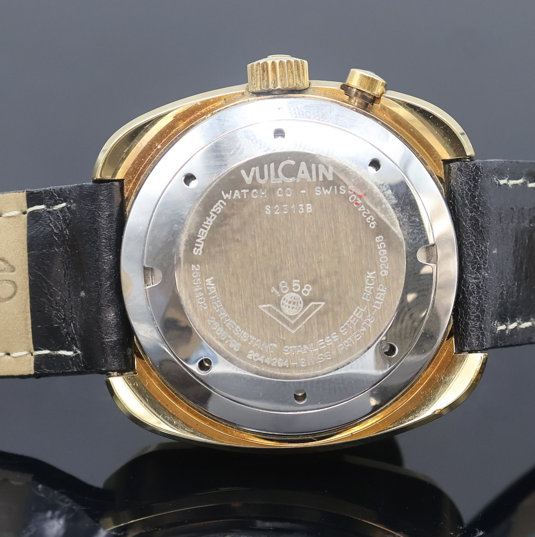 Detail c: VULCAIN Cricket Armbandwecker, Handaufzug, Schweiz um 1969, verg. Geh., Edelstahlboden aufgedr., 2-teil. gestuftes, vertikal gestreiftes Zifferbl., ...