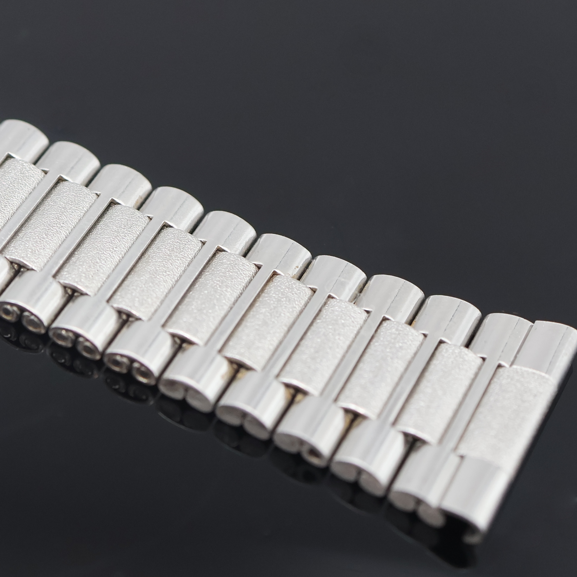 Detail b: BREITLING vintage Gliederband aus Stahl, Faltschl. m. Dehnungsausgleich, Bandanstoß ca. 22 mm, L. ca. 14,5 cm, EZ 2, aus Sammlungsauflösung