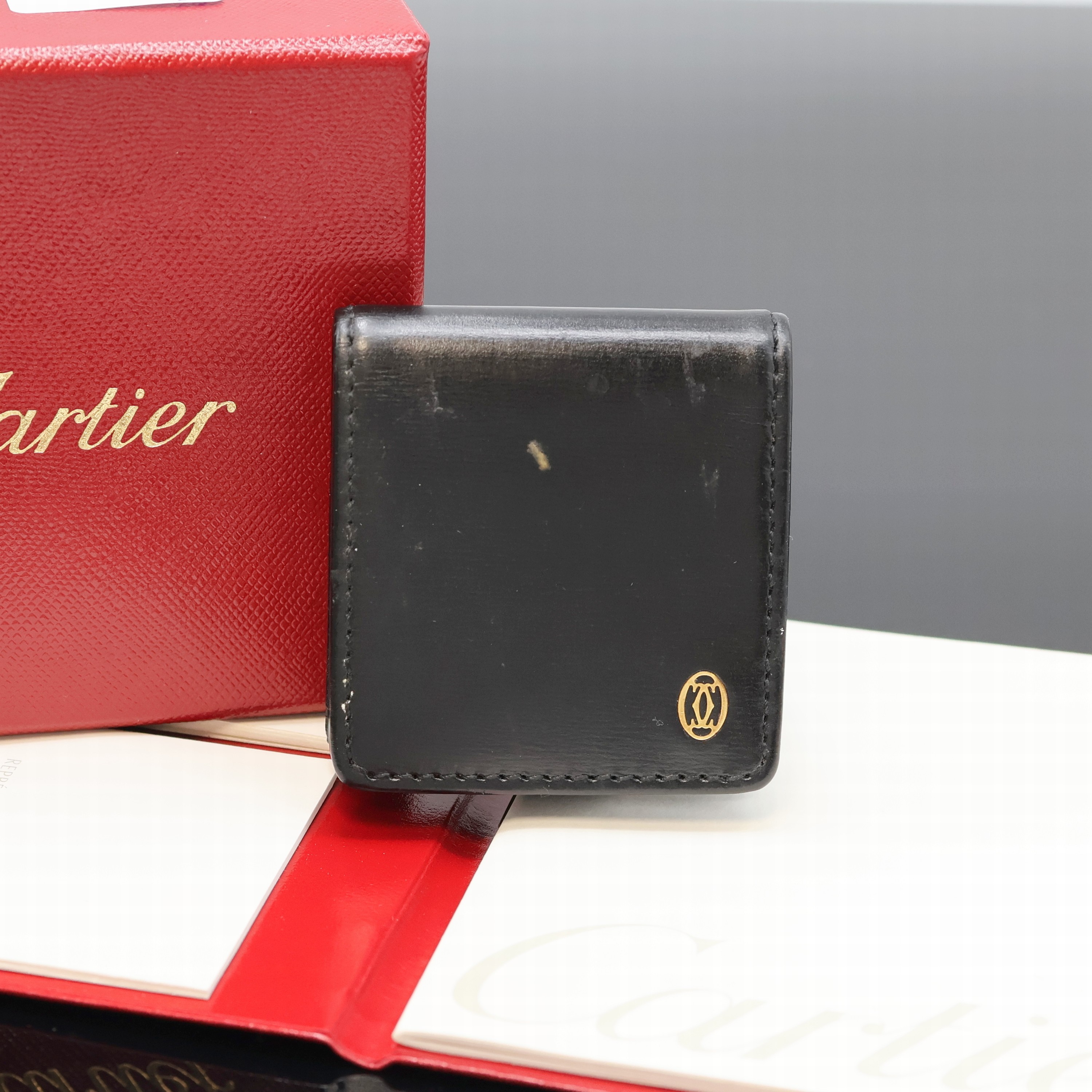 Detail a: CARTIER kleiner Reisewecker, Schweiz verk. lt. beil. Pap. 11/1999, quarz, verg. Geh. im schwarzen Rahmen und Lederetui, Wecker durch drücken der ...