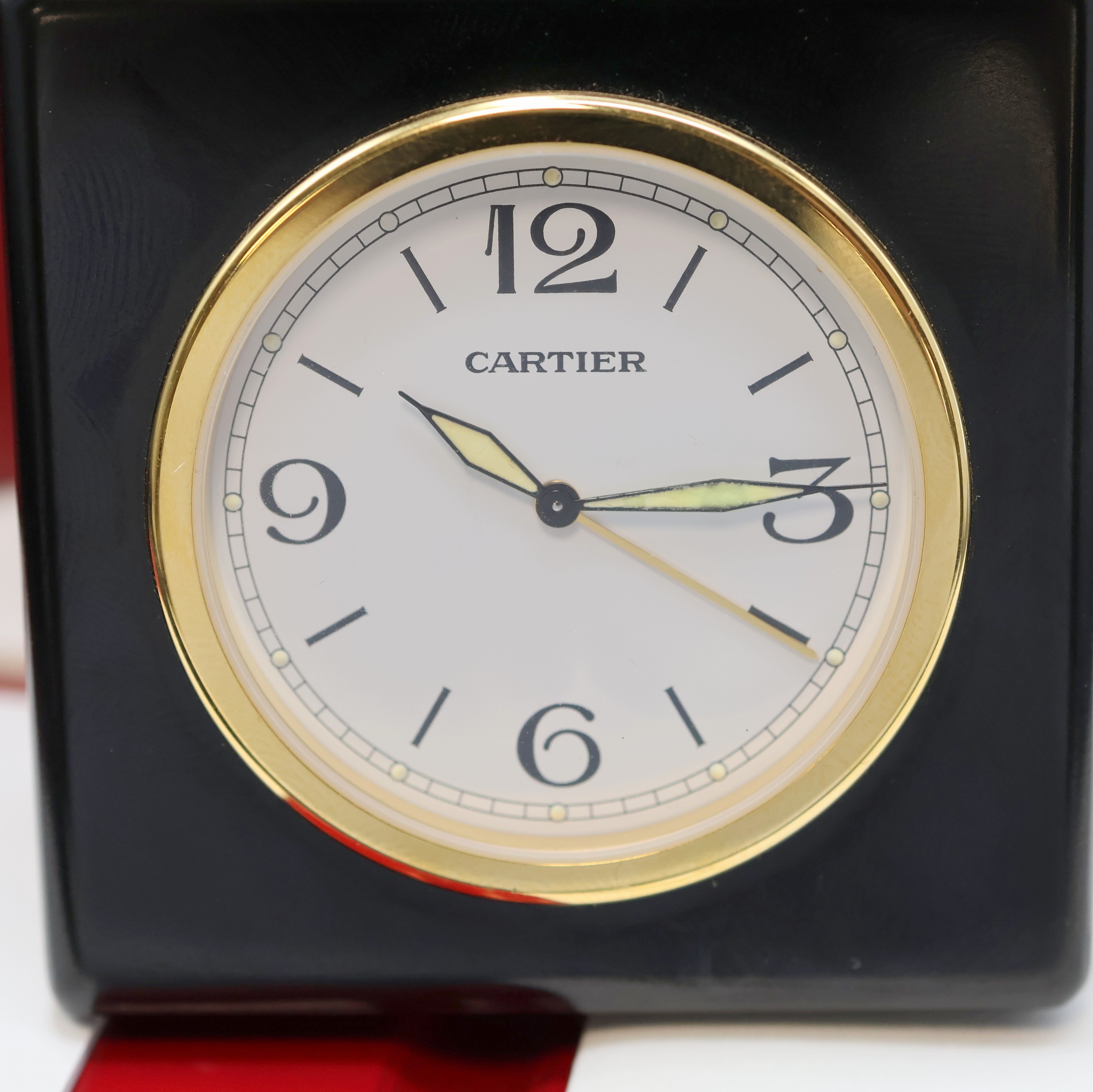 Detail c: CARTIER kleiner Reisewecker, Schweiz verk. lt. beil. Pap. 11/1999, quarz, verg. Geh. im schwarzen Rahmen und Lederetui, Wecker durch drücken der ...
