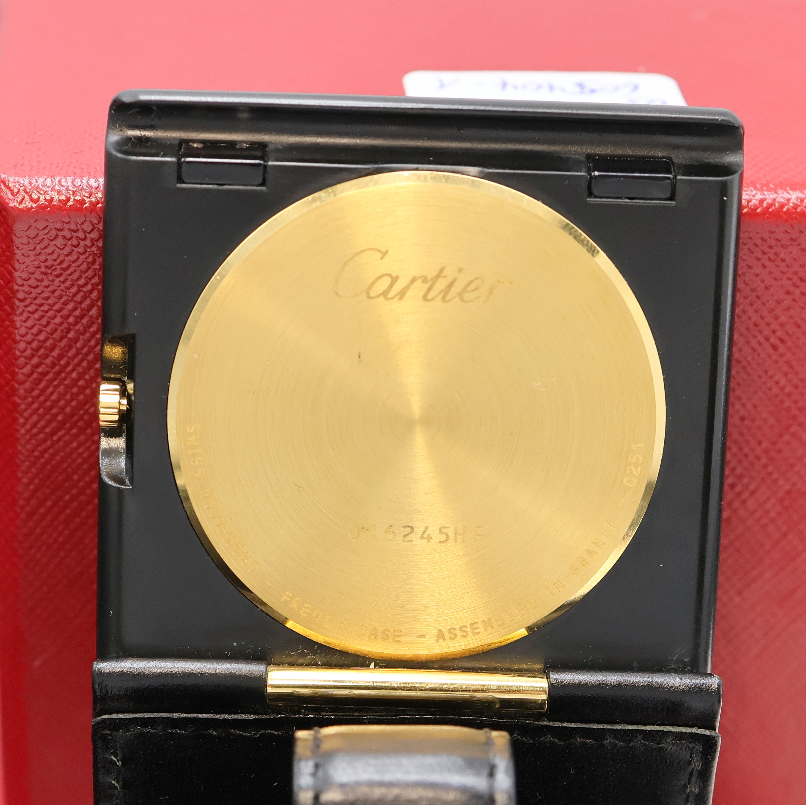 Detail e: CARTIER kleiner Reisewecker, Schweiz verk. lt. beil. Pap. 11/1999, quarz, verg. Geh. im schwarzen Rahmen und Lederetui, Wecker durch drücken der ...