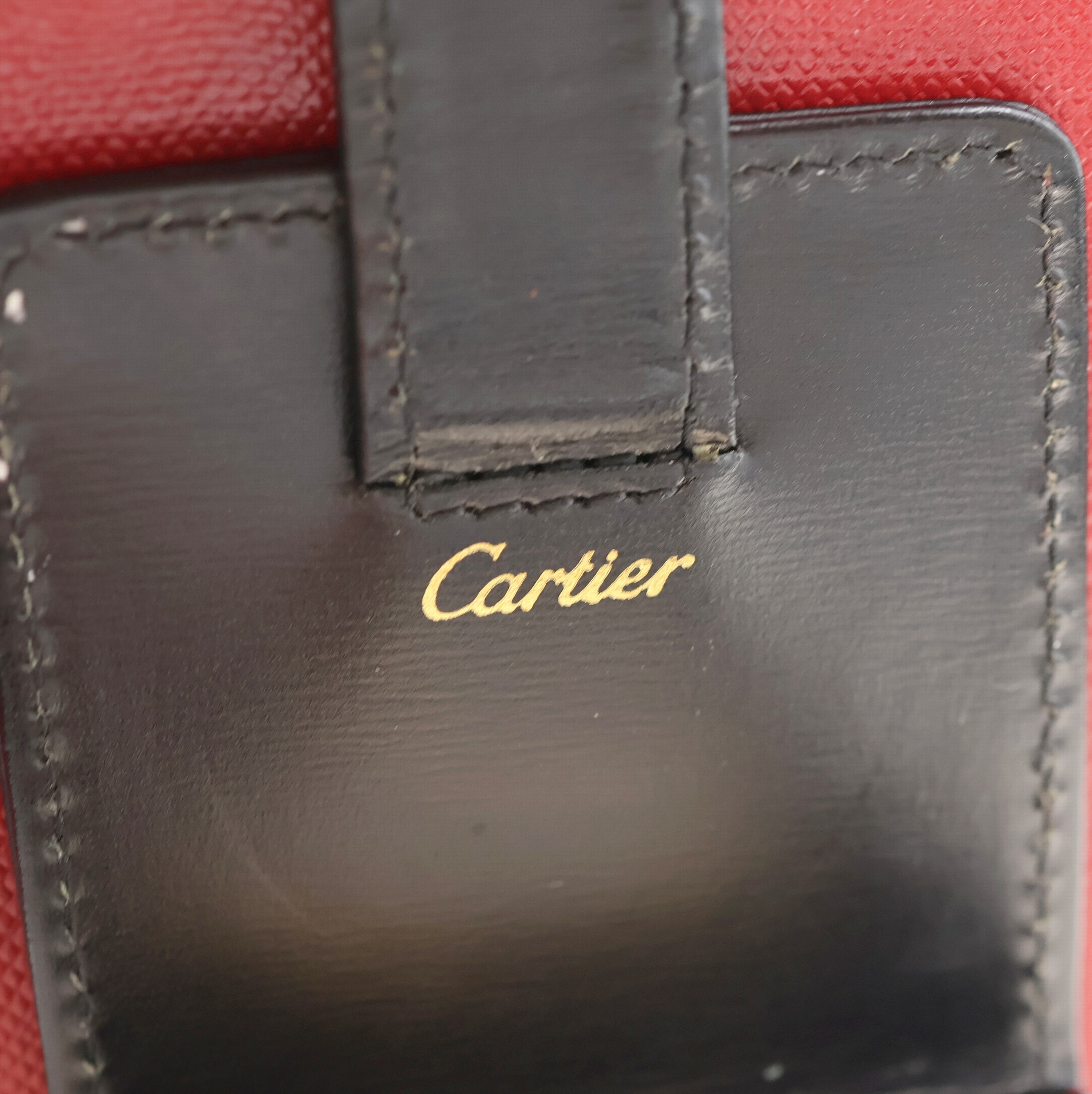 Detail f: CARTIER kleiner Reisewecker, Schweiz verk. lt. beil. Pap. 11/1999, quarz, verg. Geh. im schwarzen Rahmen und Lederetui, Wecker durch drücken der ...