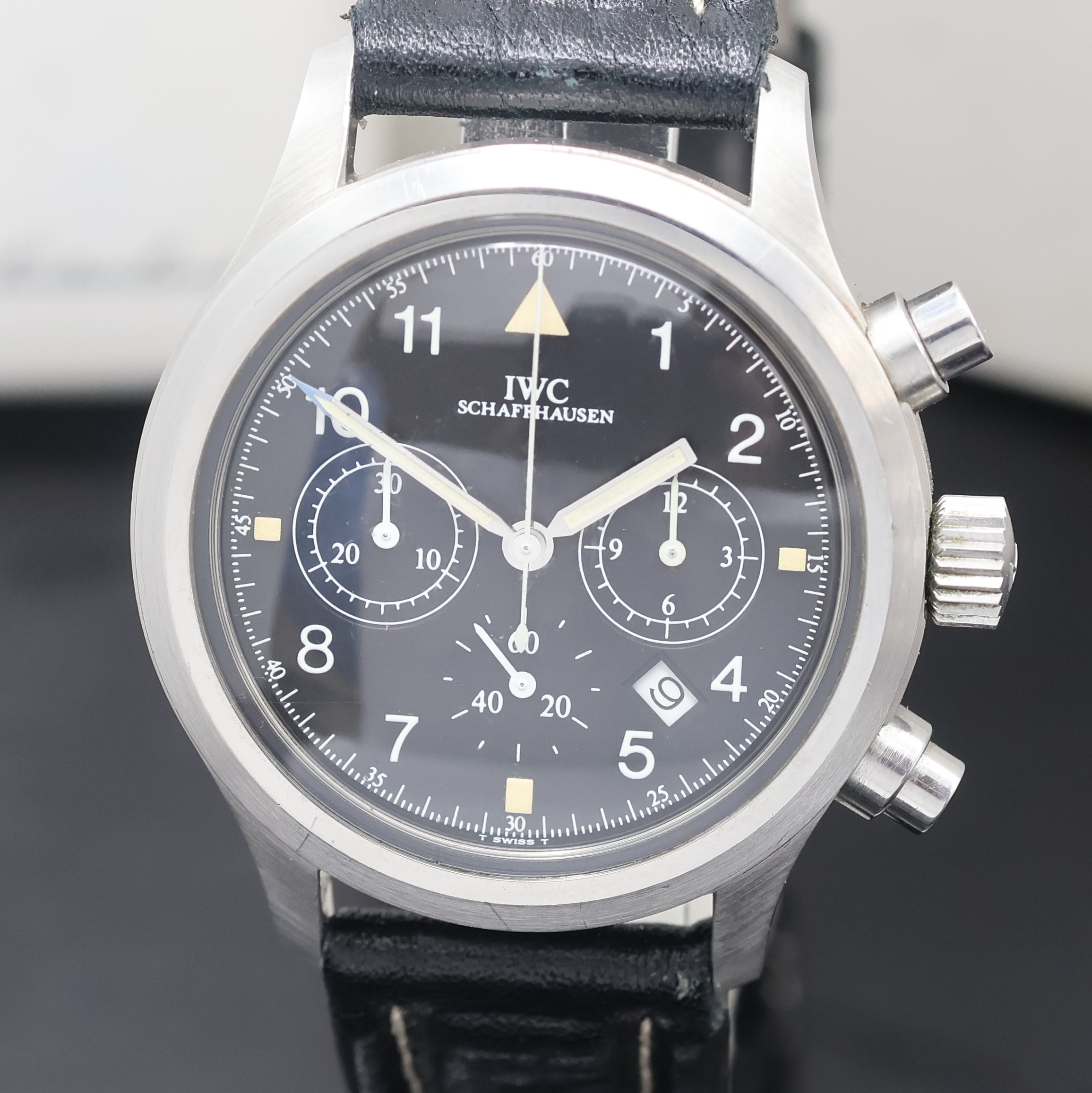 Detail a: IWC Herrenarmbanduhr "Der Fliegerchronograph" Referenz 3740, quarz, Edelstahlgeh., Boden und Krone verschr., schwarzes Kontrastzifferbl. m. ...
