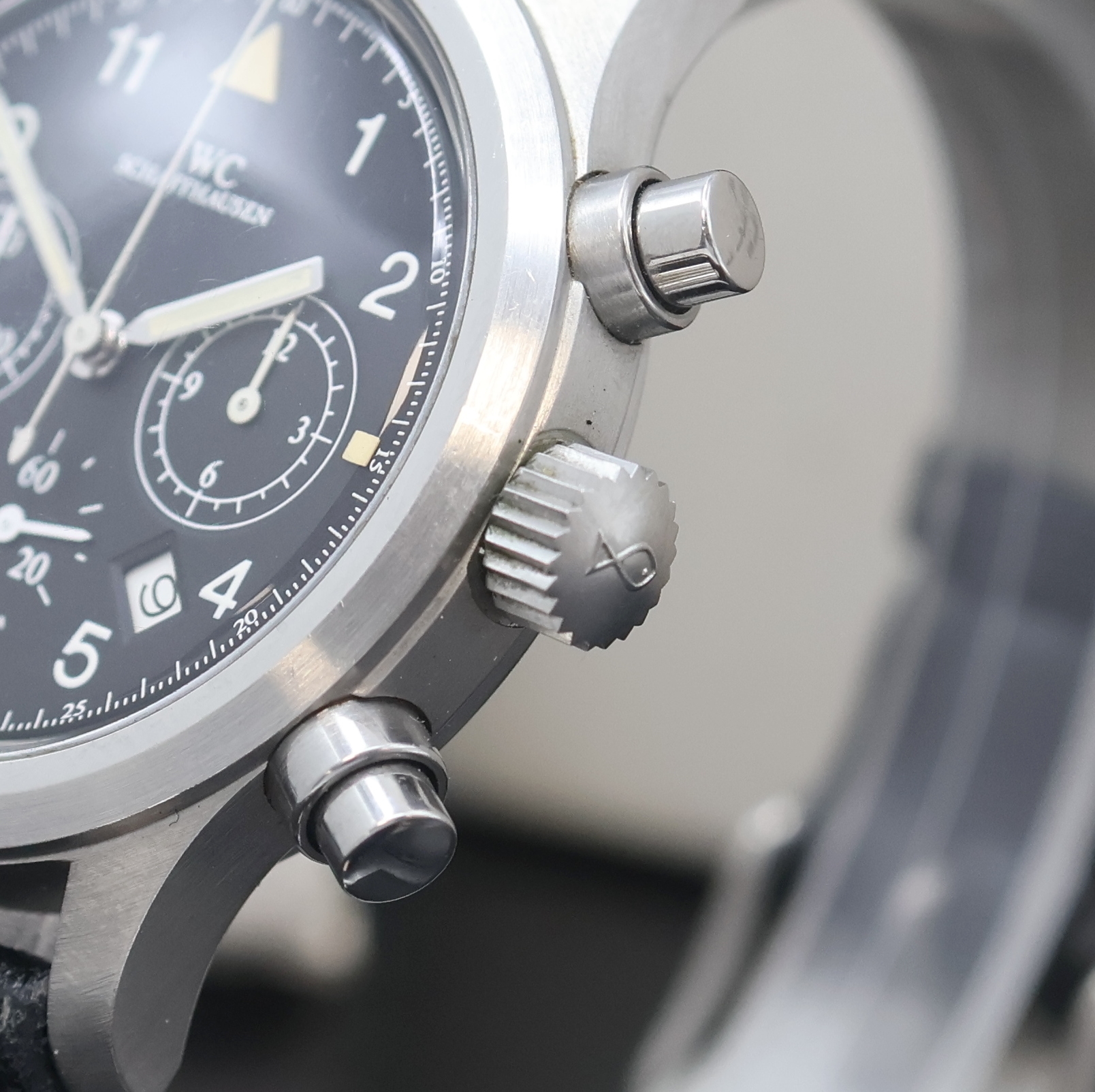 Detail b: IWC Herrenarmbanduhr "Der Fliegerchronograph" Referenz 3740, quarz, Edelstahlgeh., Boden und Krone verschr., schwarzes Kontrastzifferbl. m. ...