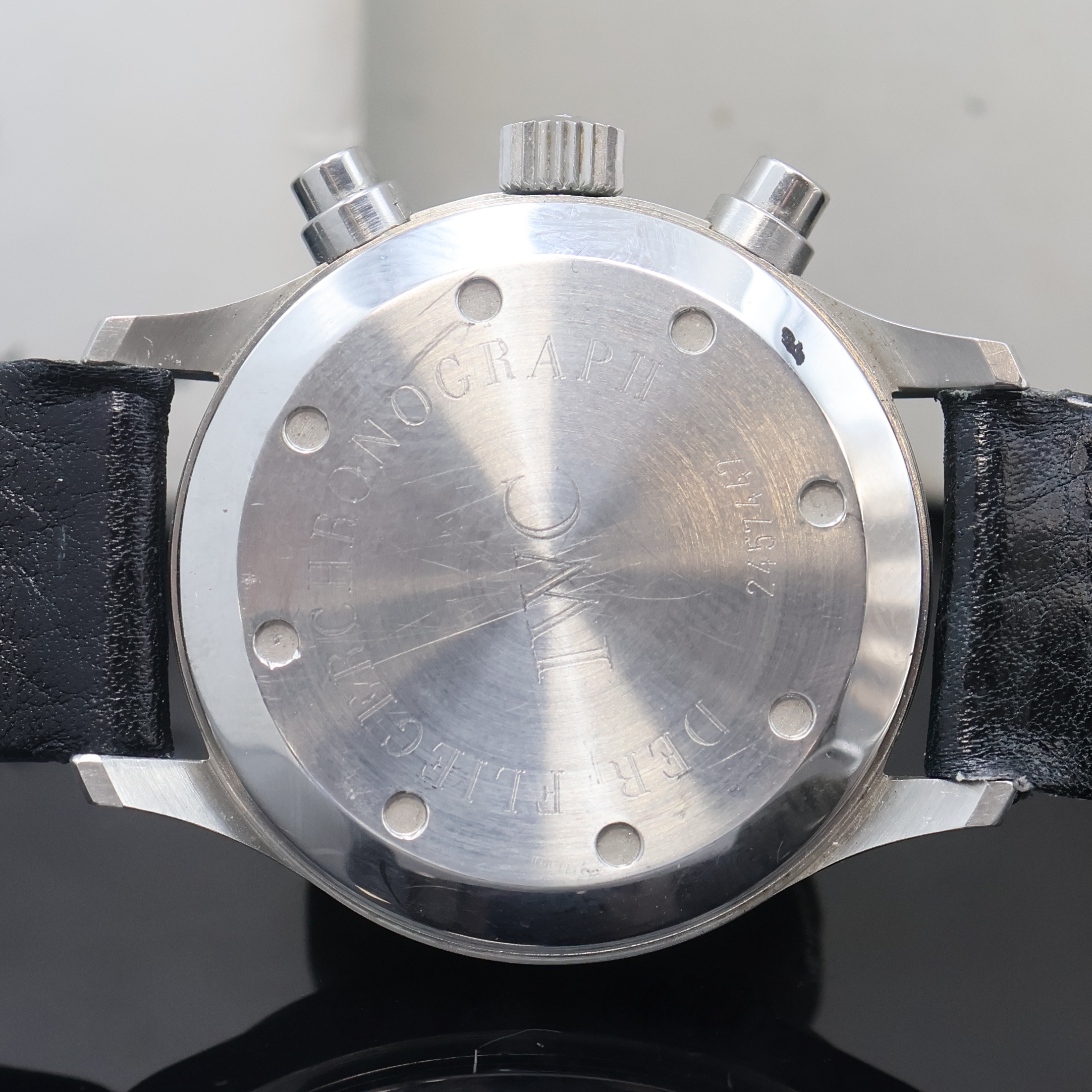 Detail c: IWC Herrenarmbanduhr "Der Fliegerchronograph" Referenz 3740, quarz, Edelstahlgeh., Boden und Krone verschr., schwarzes Kontrastzifferbl. m. ...