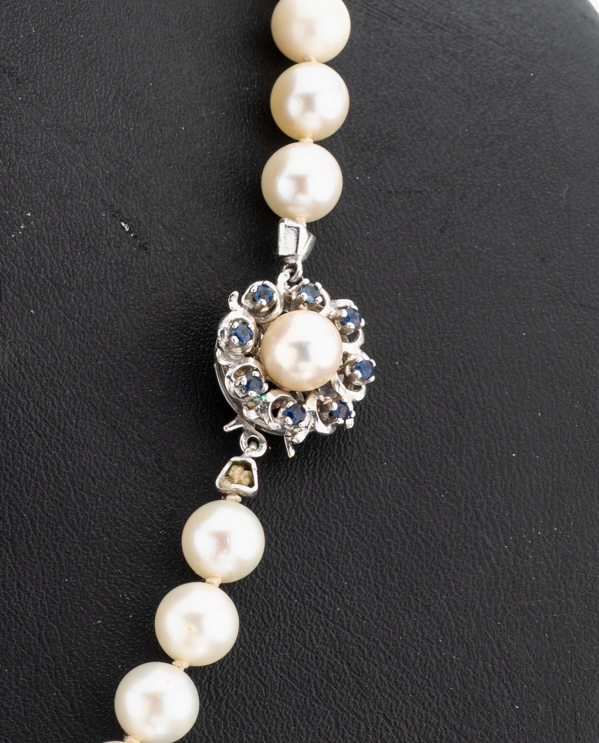 Detail a: Perl-Collier mit 18 kt Gold Saphir- Schmuckschließe, WG 750/000, Akoyazuchtperlen, D. ca. 6.9-7.3 mm, Steckschließe mit 8 kl. rundfacett. ...