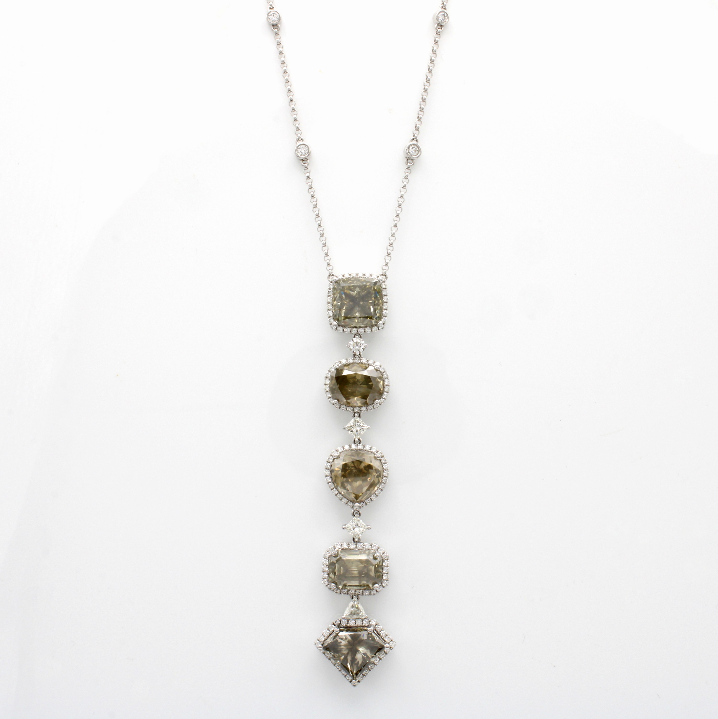 Image 27060415 - Collier mit Diamanten und Brillanten, WG 750/000, 5 Diam. in versch. Schliffarten zus. ...