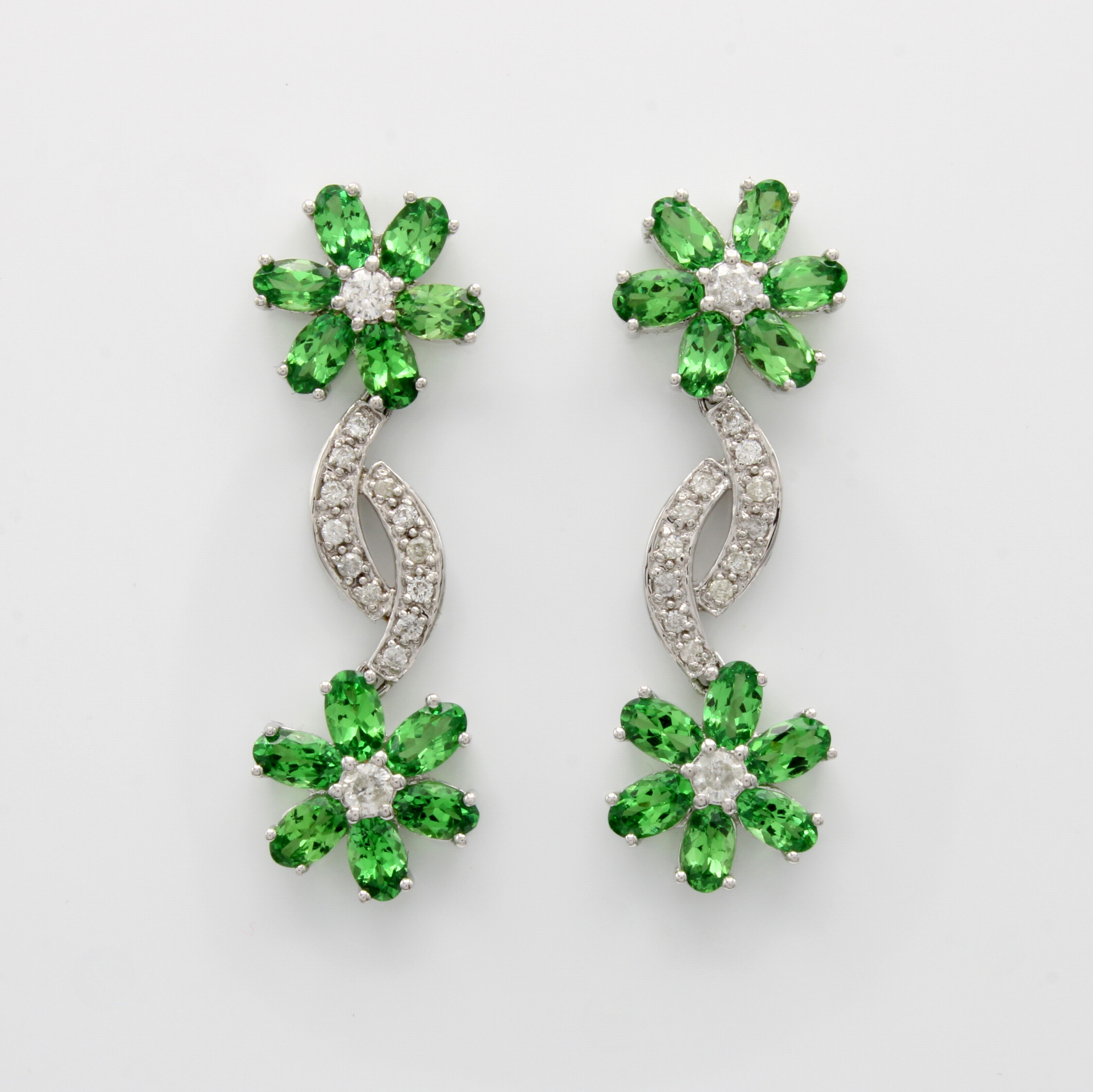 Image 27060421 - Paar Ohrstecker mit Tsavoriten und Brillanten, WG 750/000, 4 Blüten bes. mit ovalen, ...