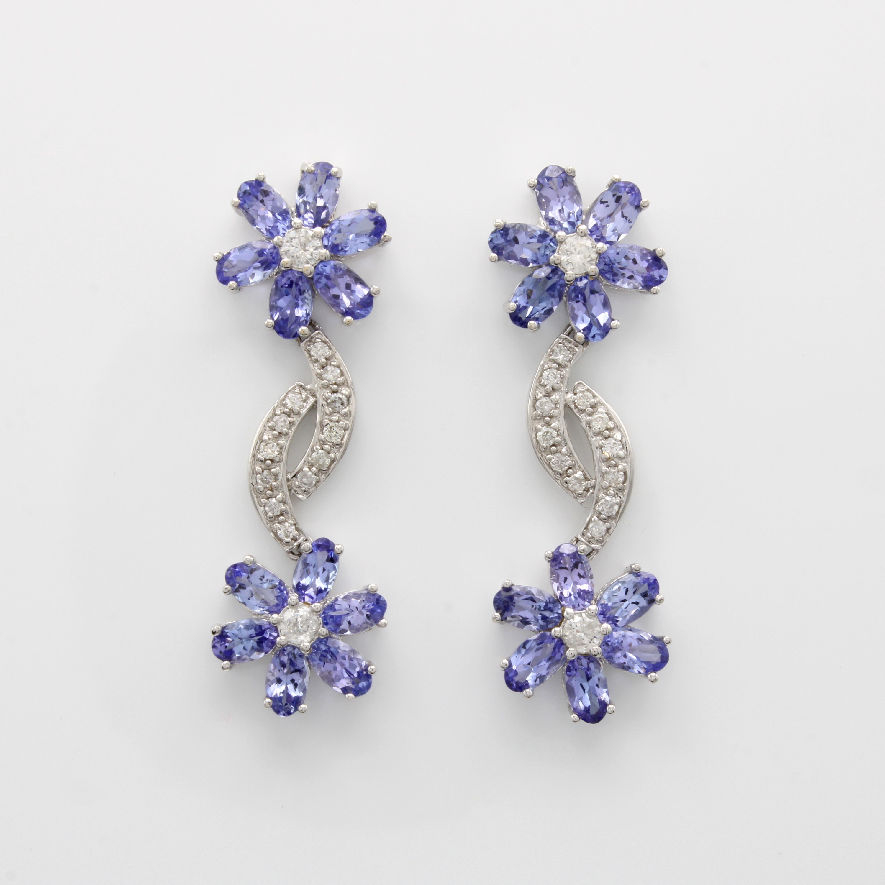 Image 27060422 - Paar Ohrstecker mit Tansaniten und Brillanten, WG 750/000, 4 Blüten bes. mit ovalen, ...