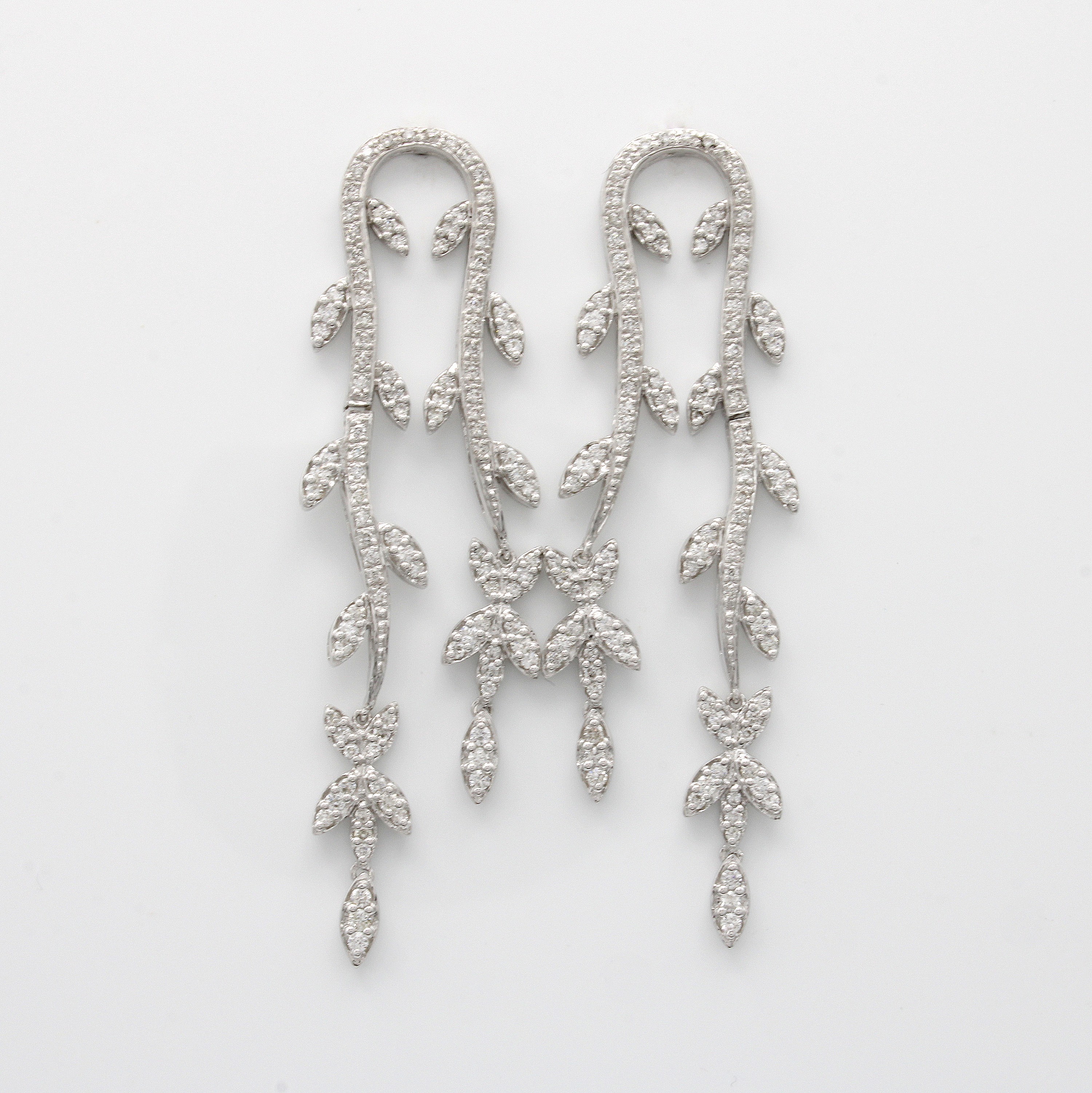 Image 27060423 - Paar Ohrgehänge mit Brillanten, WG 750/000, z.T. bewegl. gearb., in Form von ...